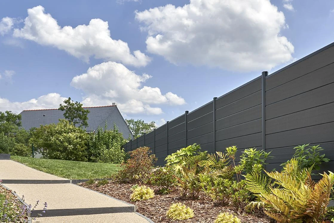 Allée piétonne en Hydrostar® + Clôture composite DoMaStyl' et création d'un massif