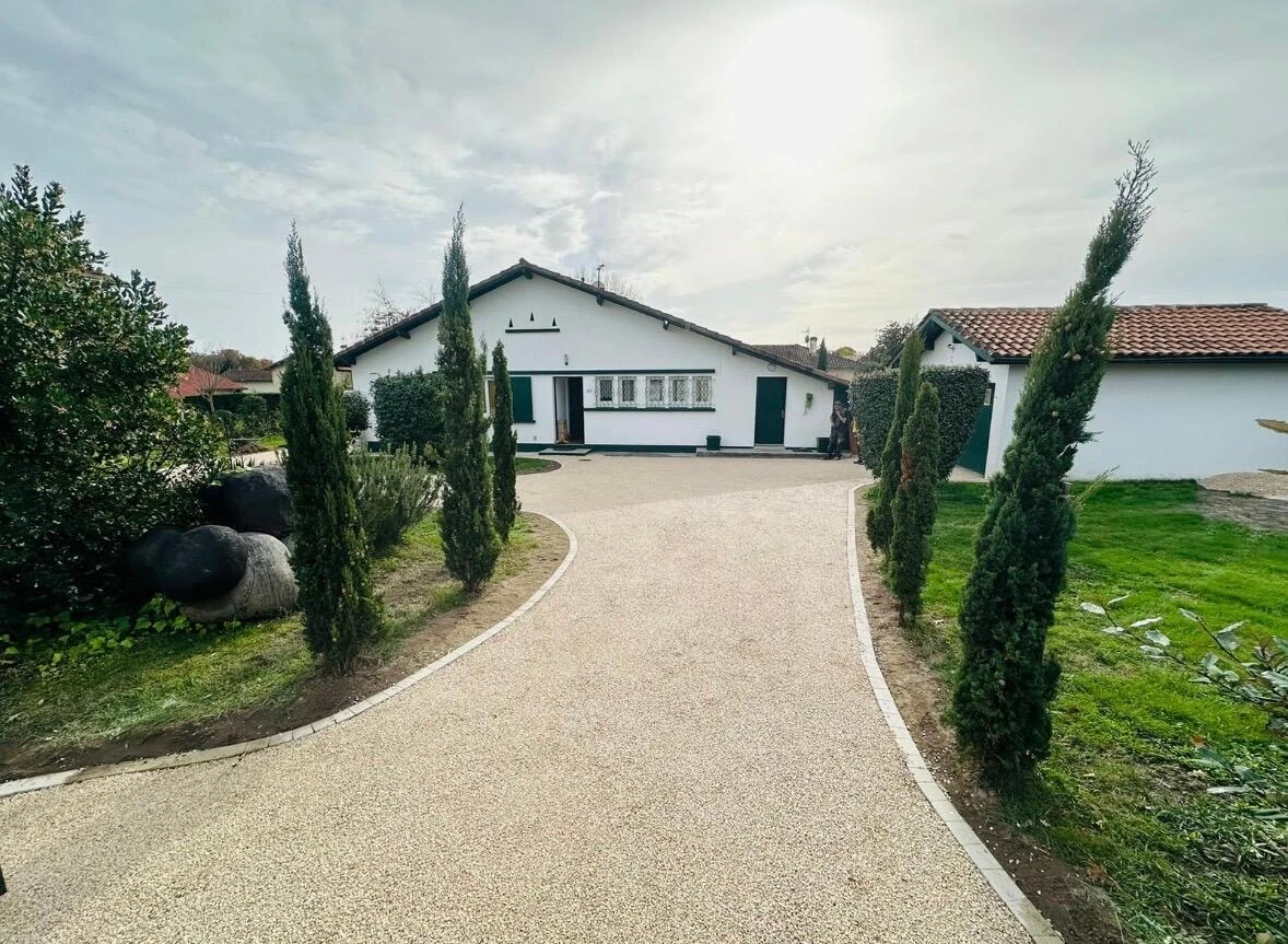Aménagement d'une cour en Gravistar®, Alvéostar® Crème et Pavés La Couture® Ton Pierre à Mont-de-Marsan