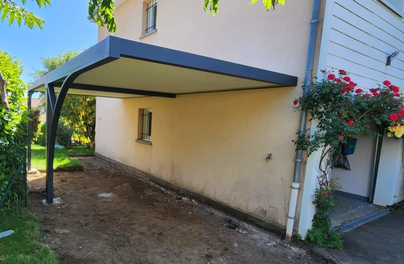 Carport adossé Classic' toit plat avec dégagement