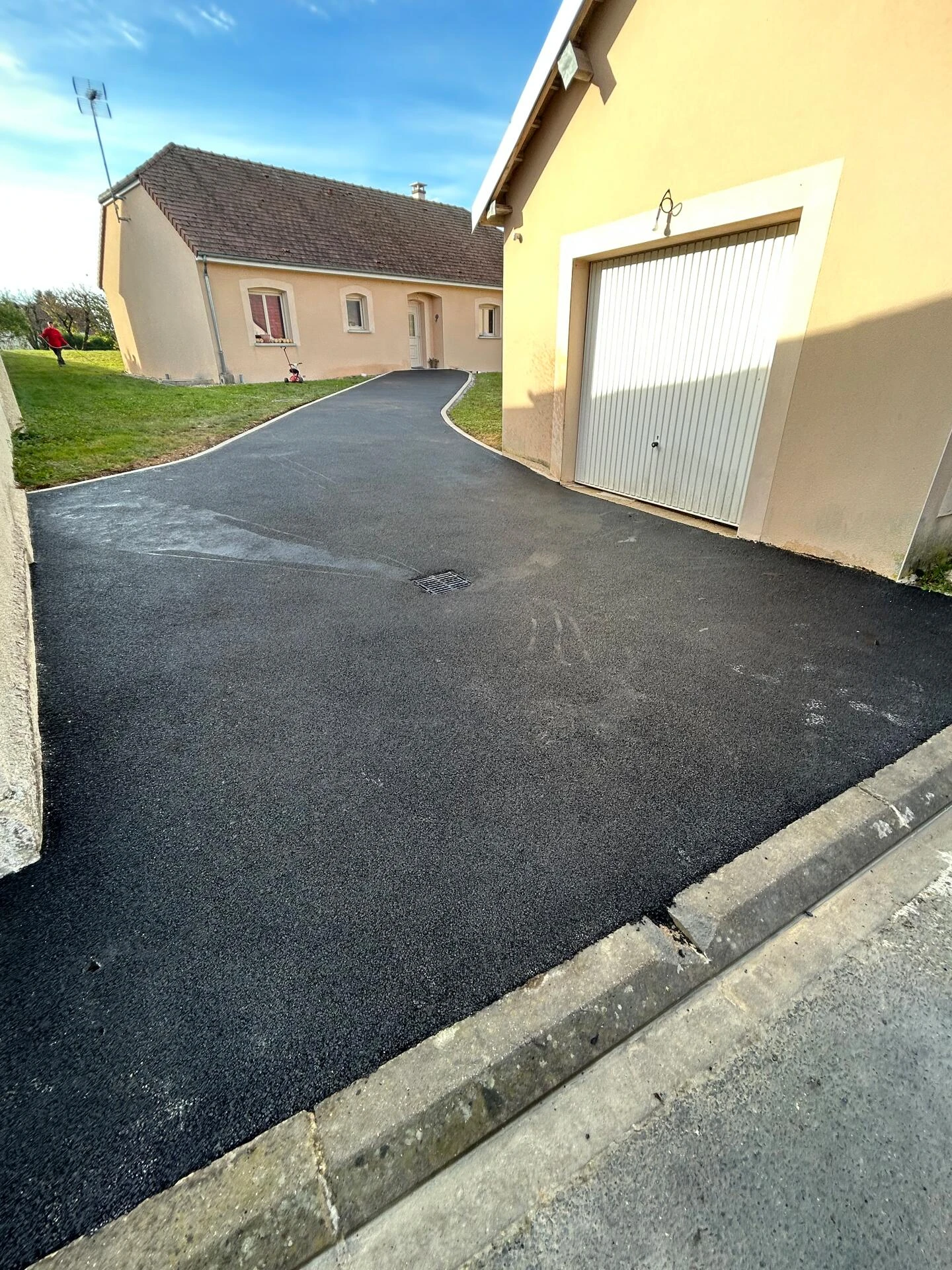 Chemin en enrobé à chaud et Pavé la couture®