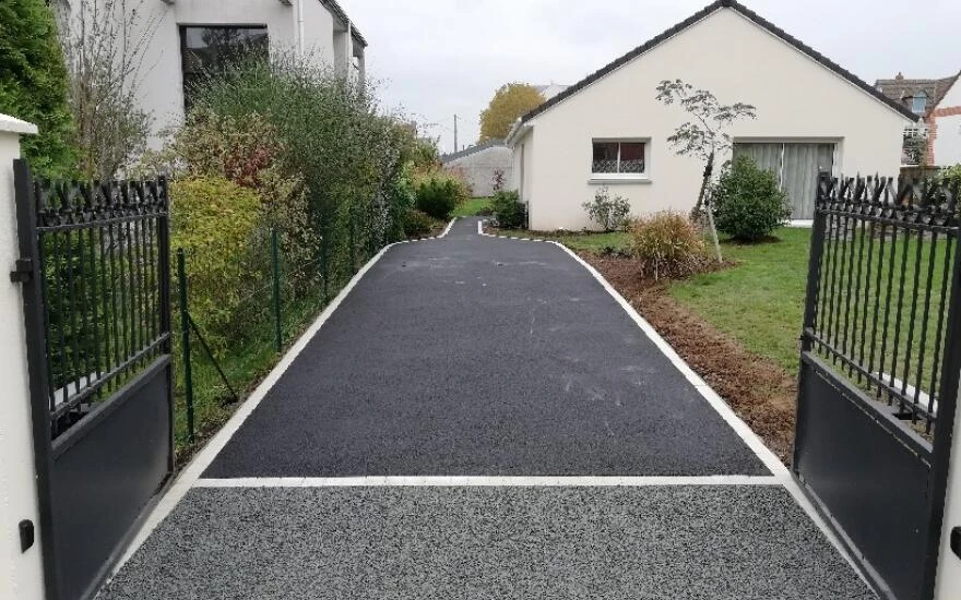 Chemin en enrobé noir à chaud