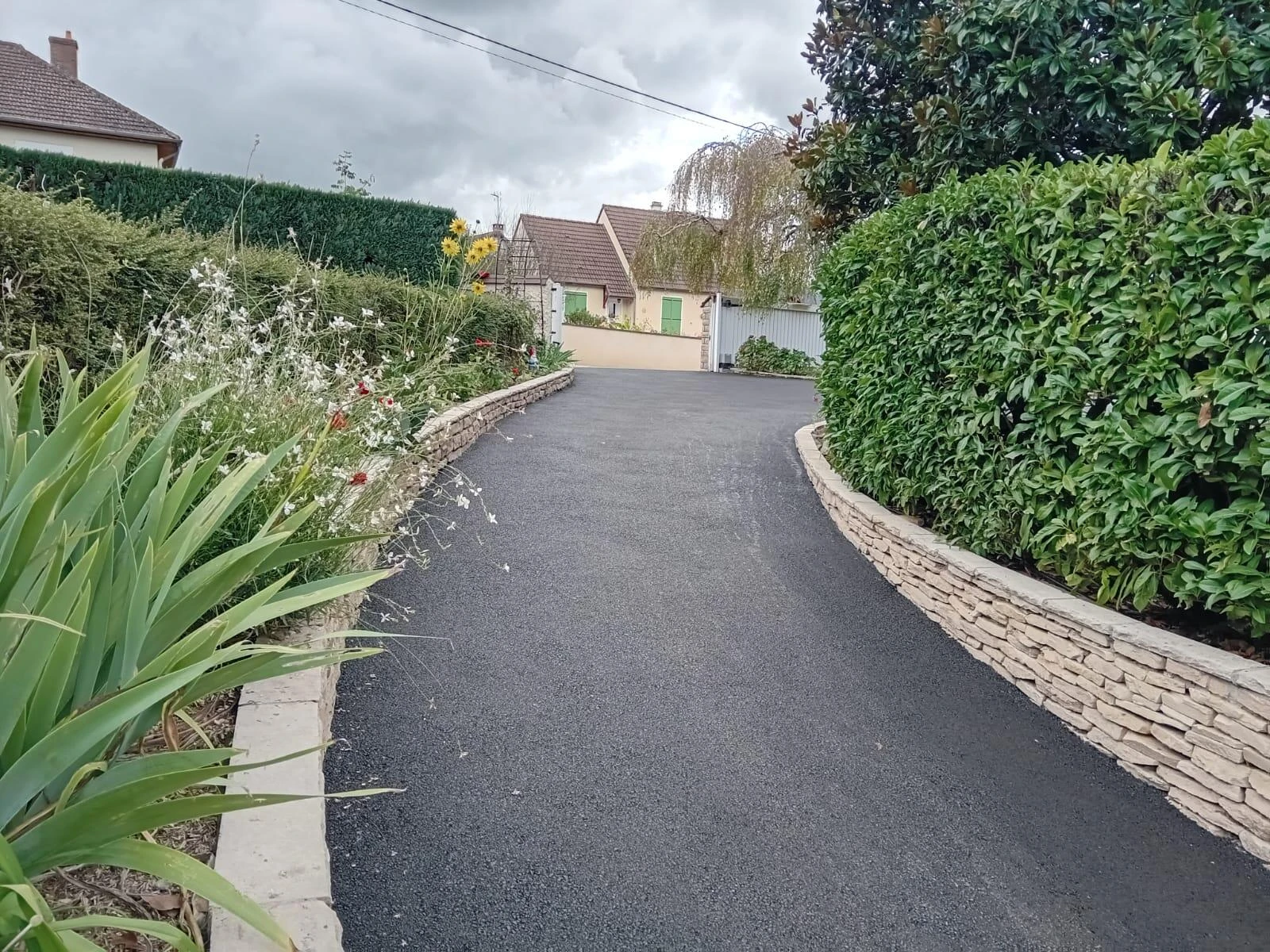 Chemin en enrobé noir à chaud