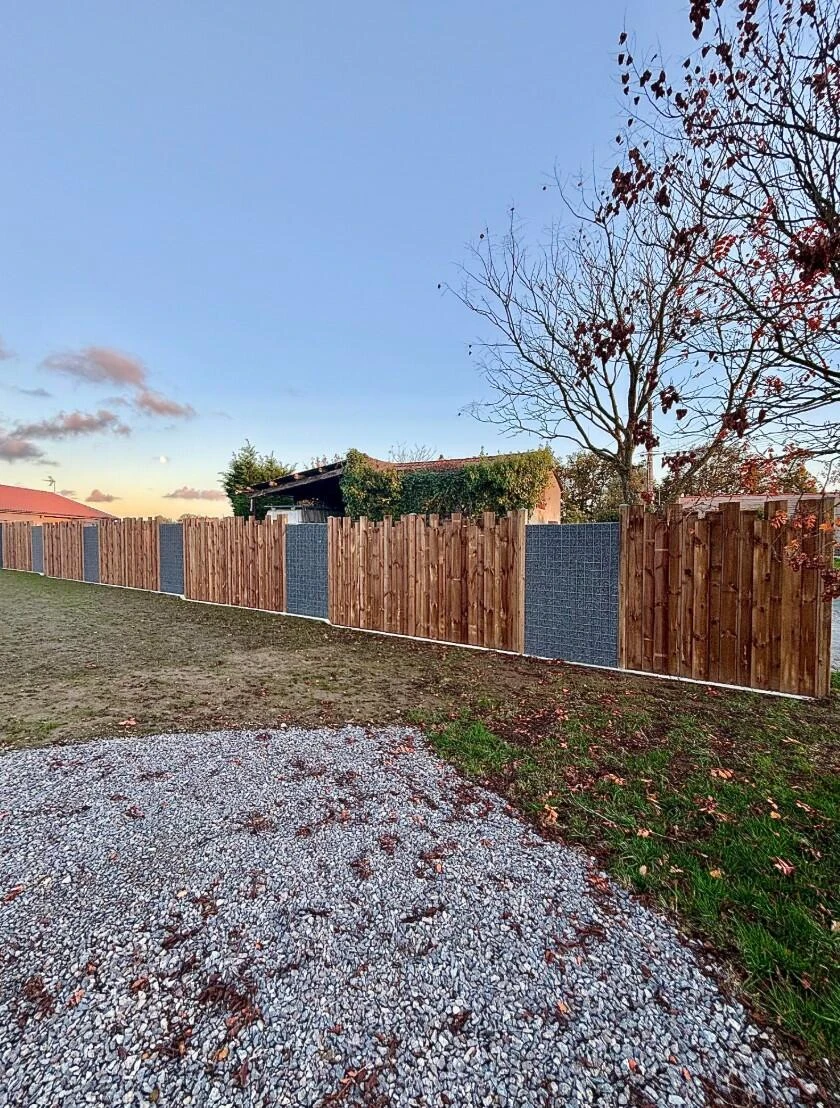Clôture bois DoMaNatur' Nymphéa avec Claustra Gabion DoMaRoc'