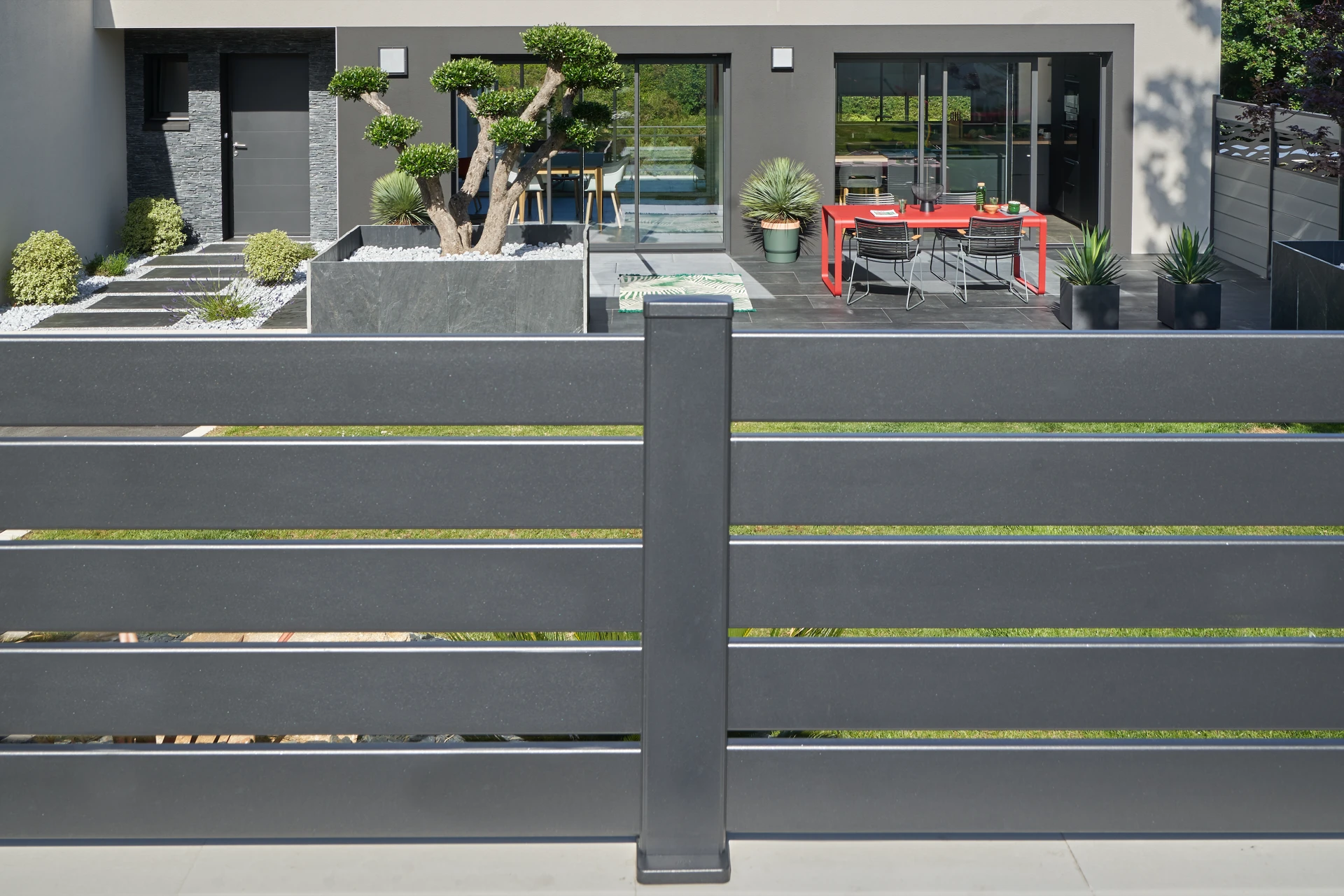 Clôture Bollen'Easy sur muret, création paysagère et plantation + terrasse en dallage