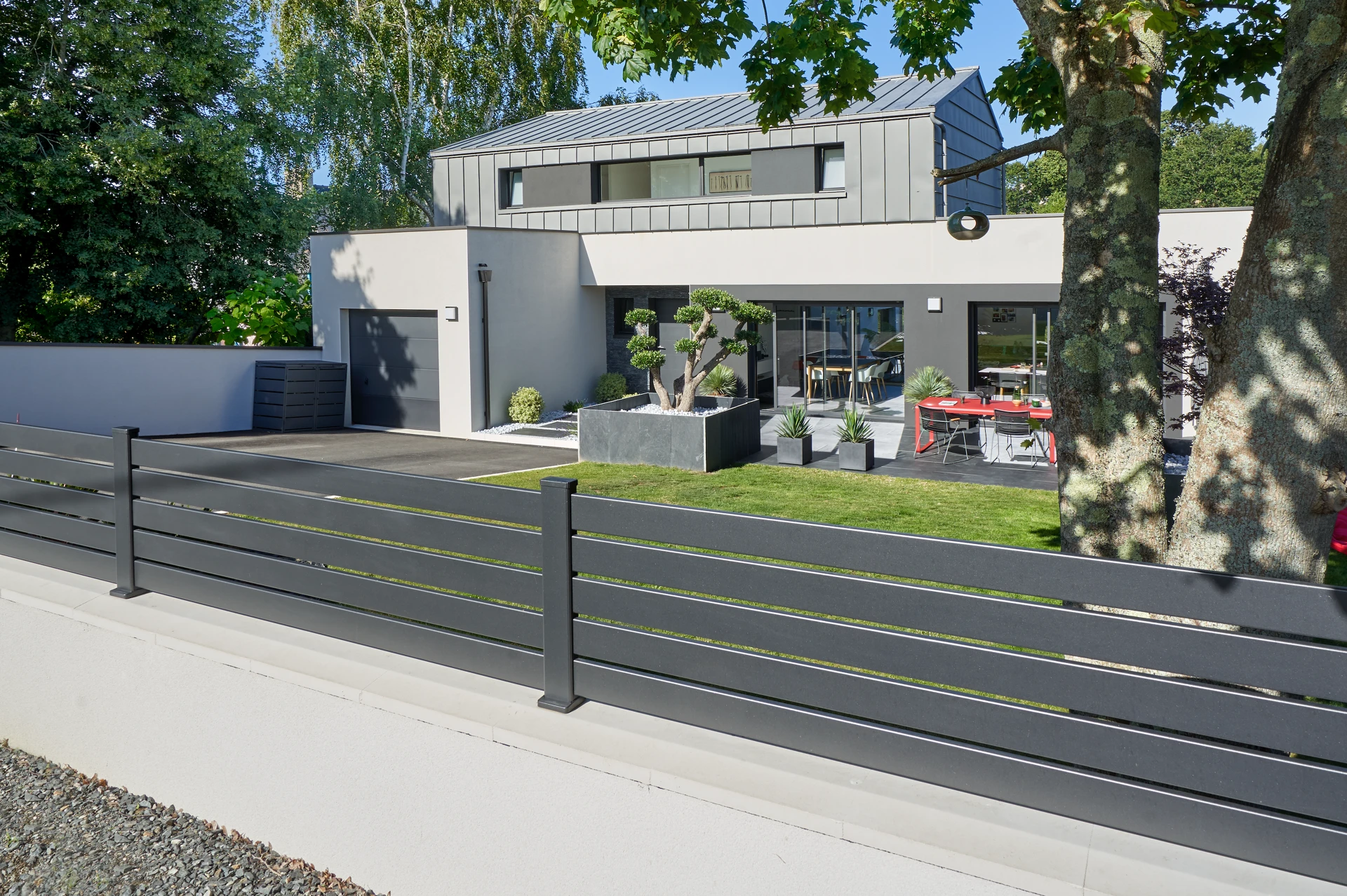 Clôture Bollen'Easy sur muret, création paysagère et plantation + terrasse en dallage