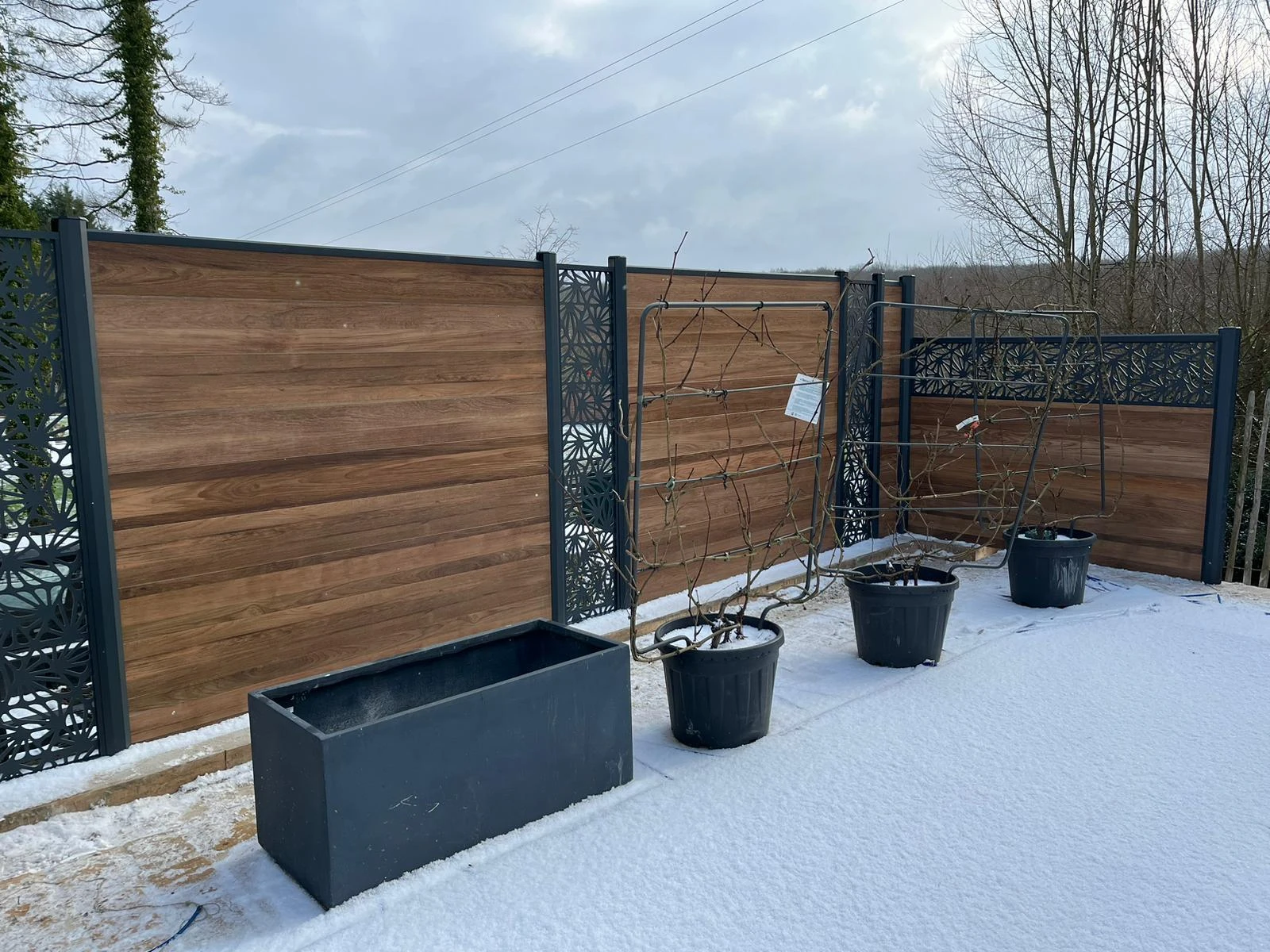Clôture composite DoMaStyl' Effet Bois Teck avec Décor