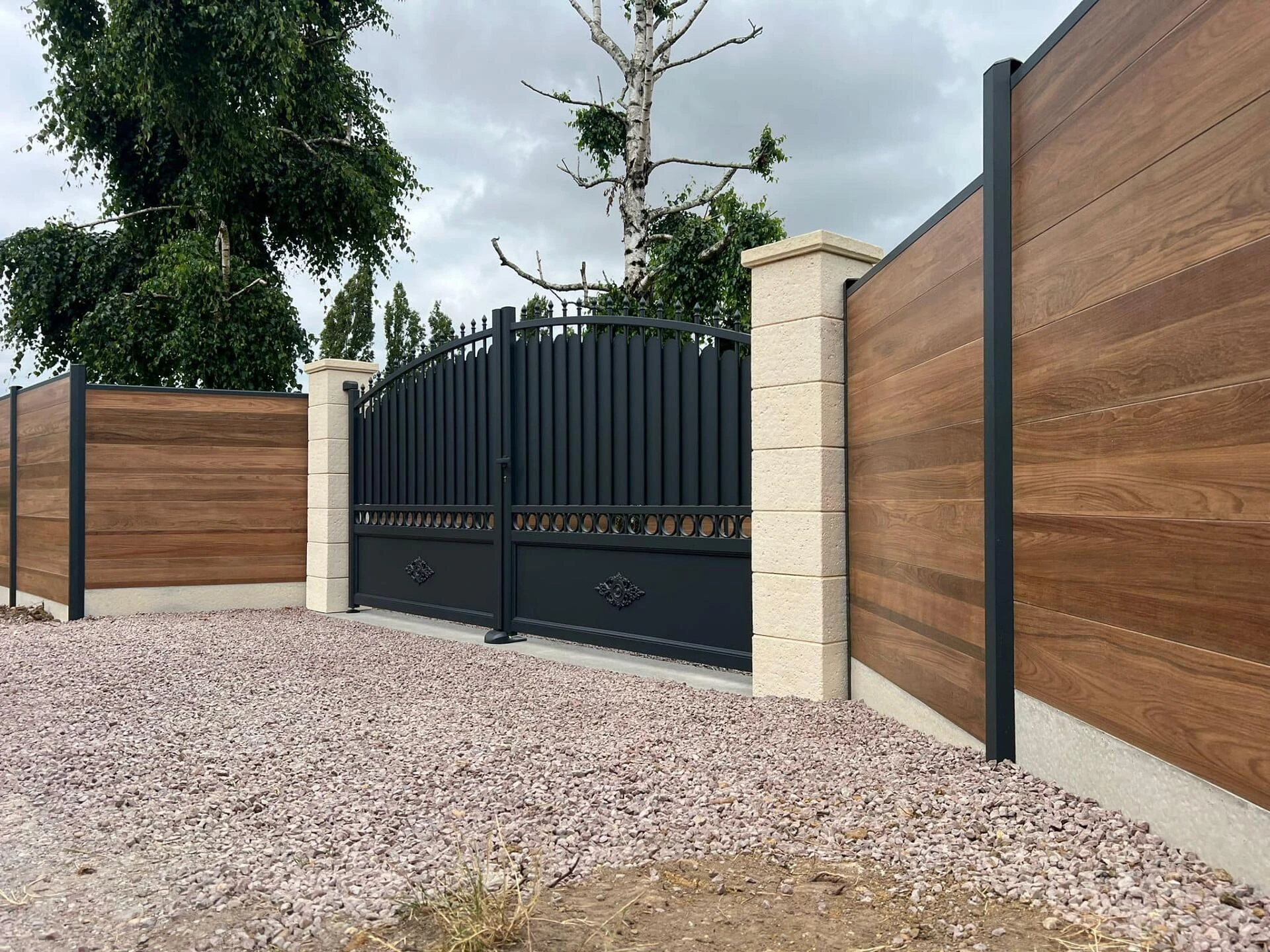 Clôture composite DoMaStyl' effet bois Teck avec Portail