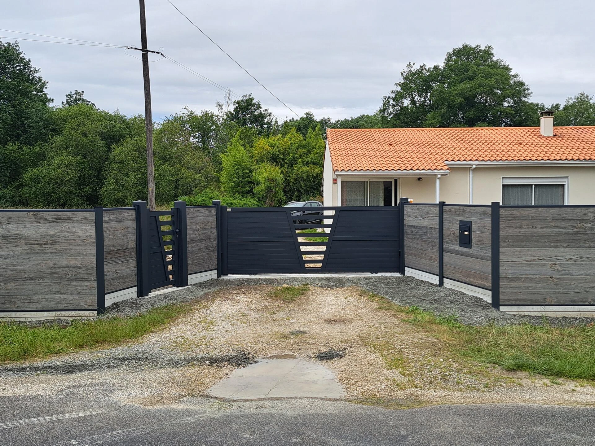 Clôture DoMaStyl' effet bois avec un portail et portillon Classic' Cher