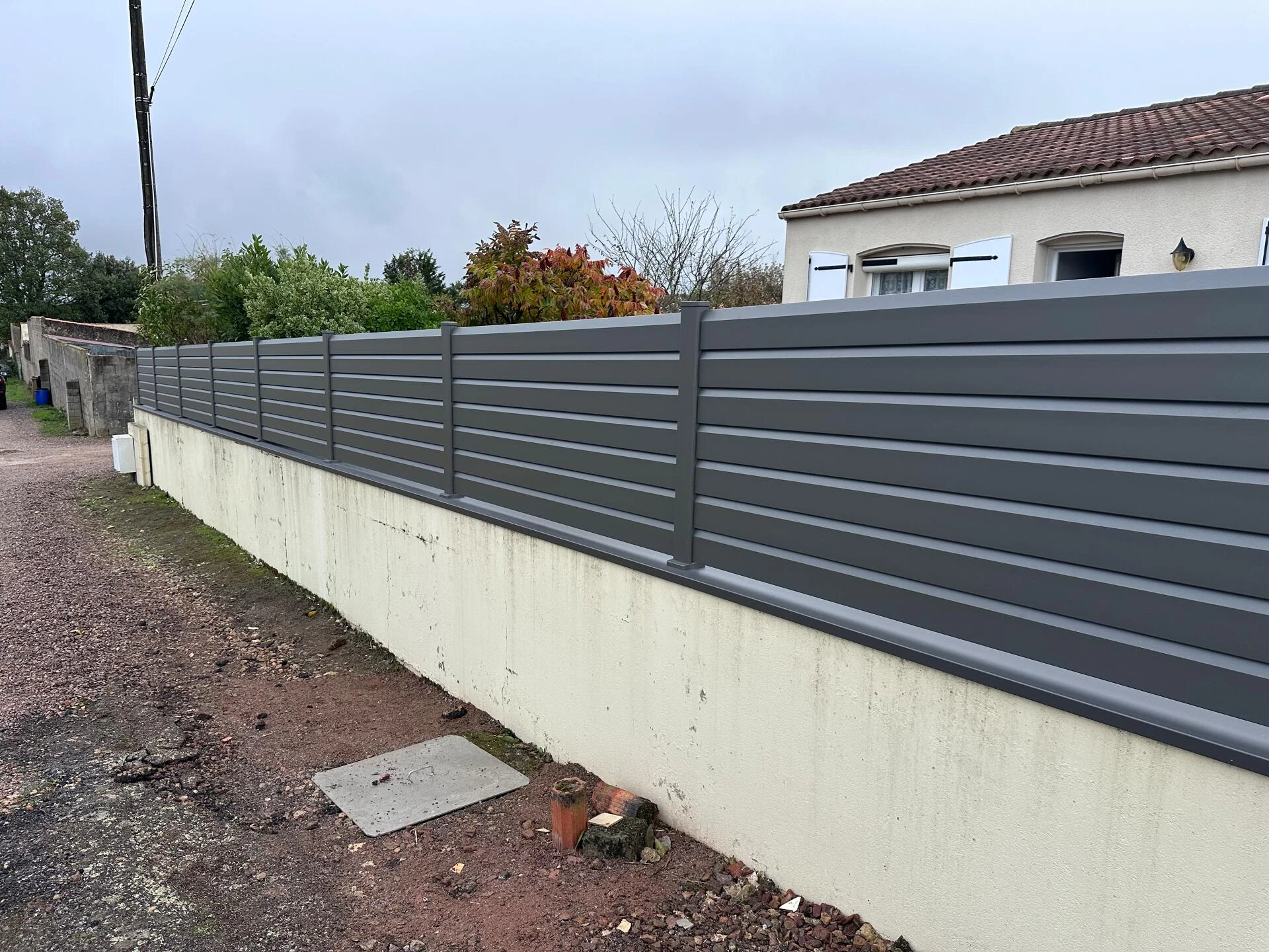 Clôture Easy' Pannecier'Easy Gris 2900 pose sur platine avec couvertine alu