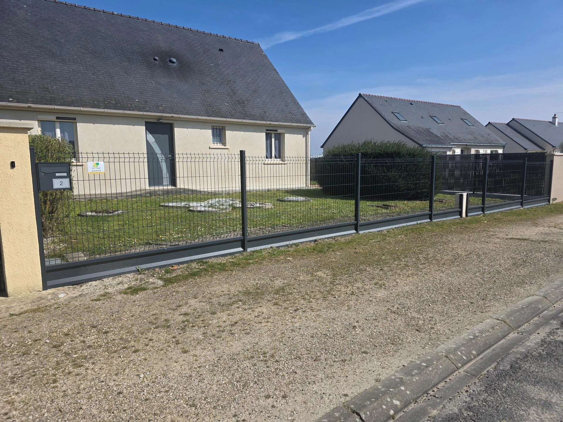 Clôture rigide DoMaClo' avec plaques de soubassement à Baugé-en-Anjou