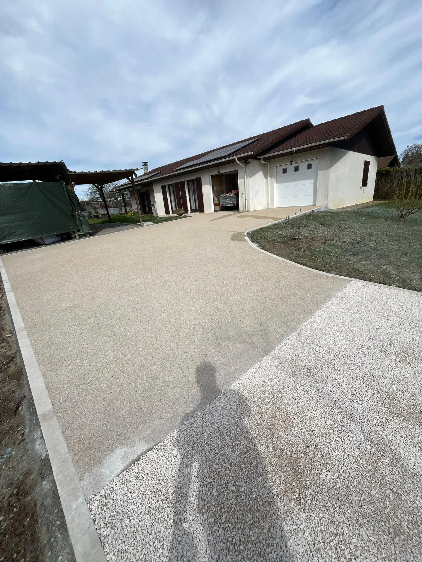 Cour en alvéostar et béton désactivé avec pavés la couture