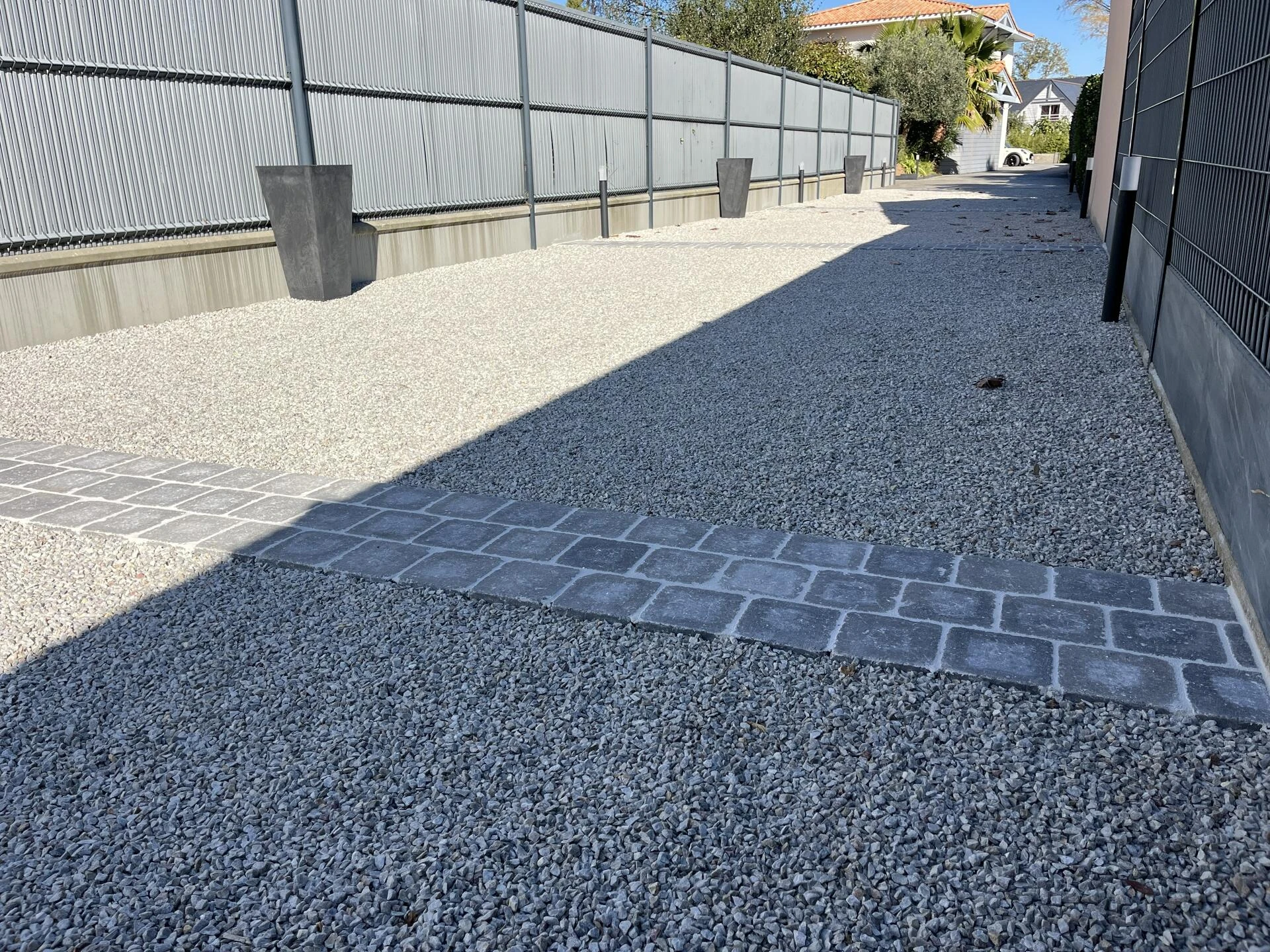 Cour en Alvéostar et pavés avec mise en lumière lightpro