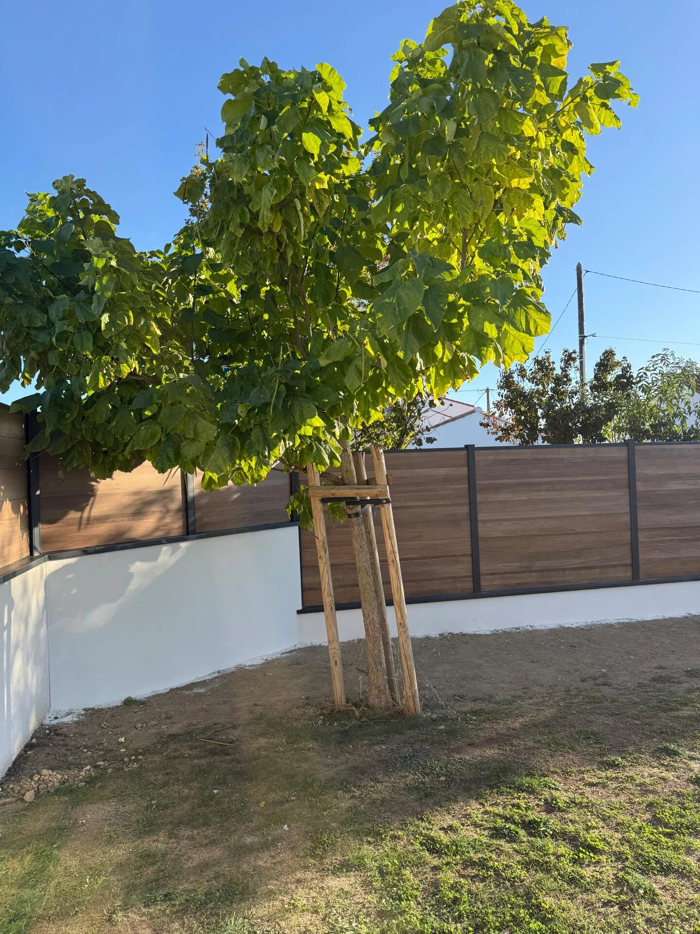 Création d'un muret et pose de clôture composite à Bretignolles - 85470
