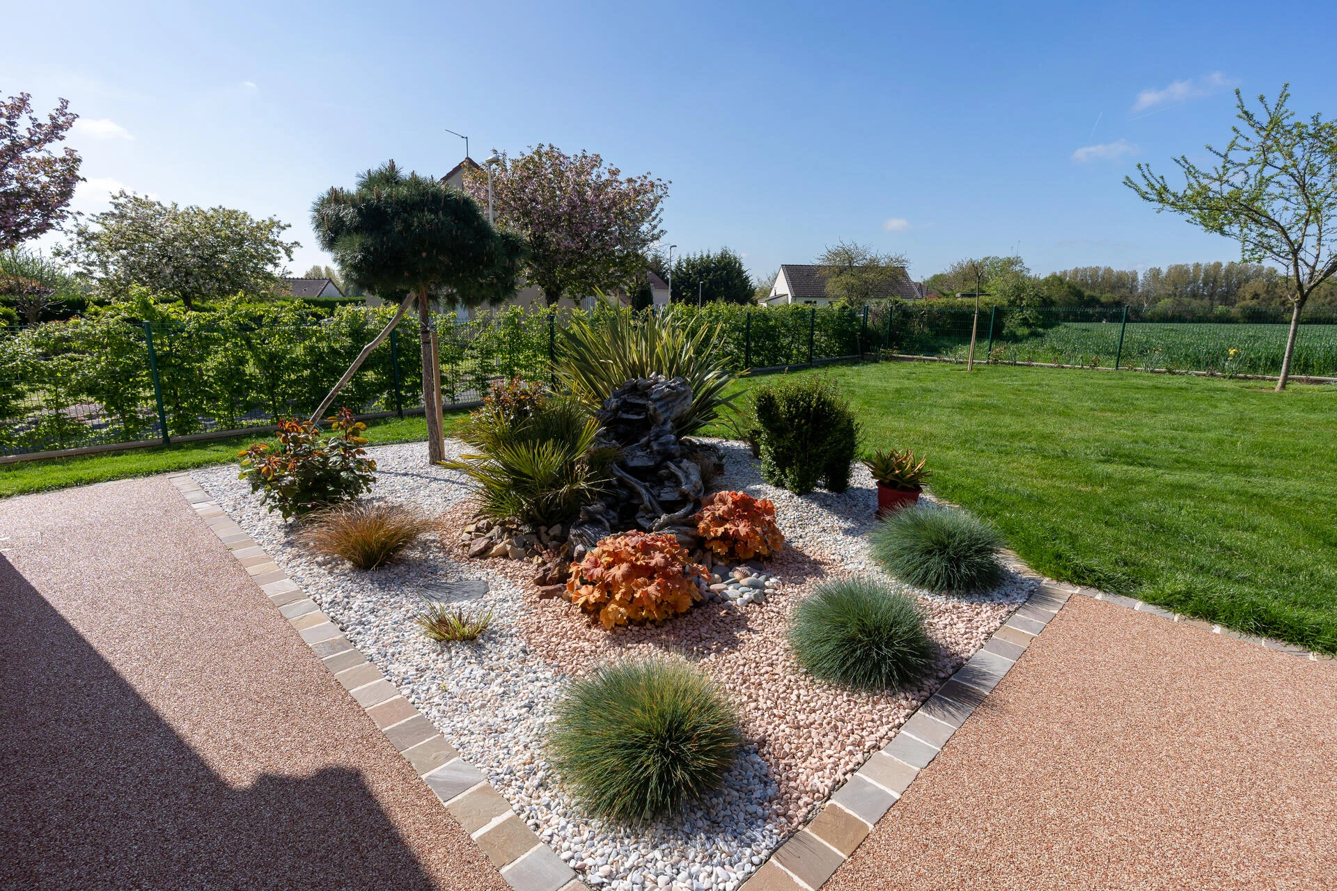 Création de massif avec galets et végétaux + Terrasse en Hydrostar