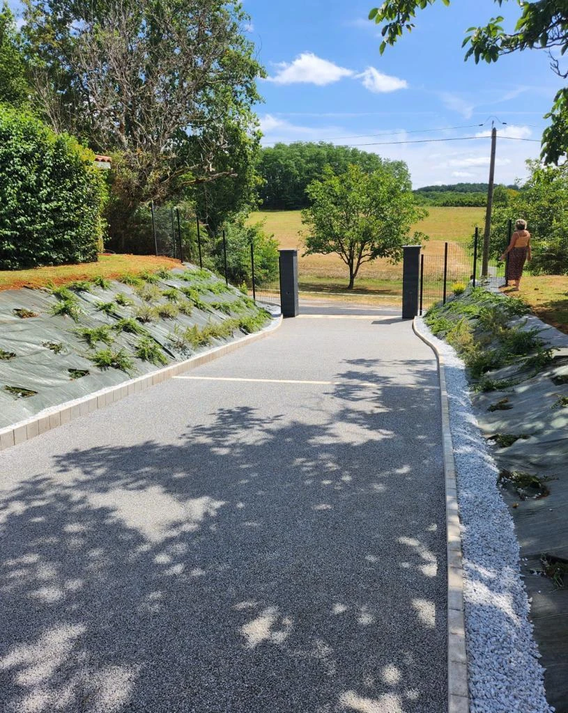 Création de talus bâché et plantation