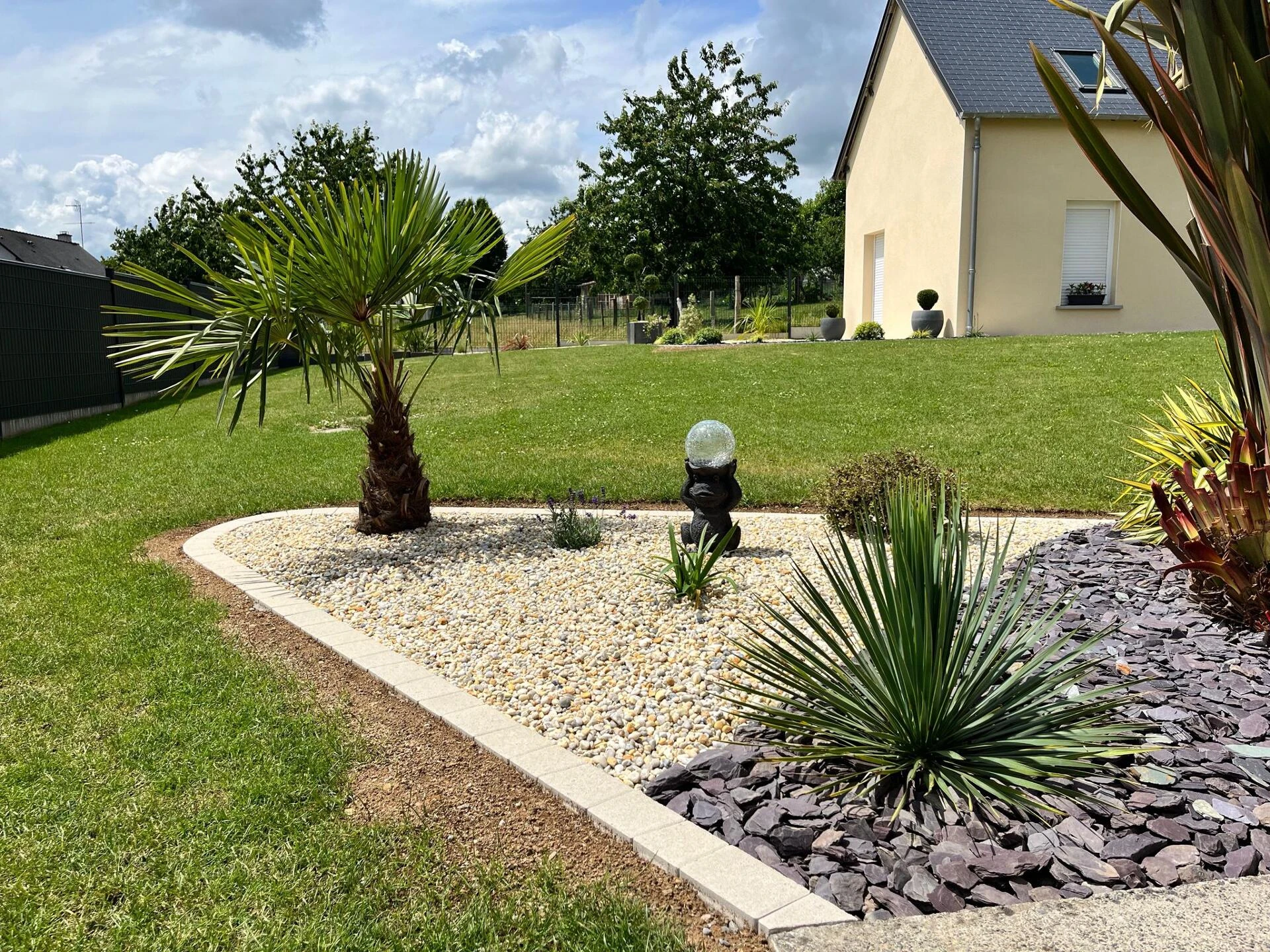 Création paysagère avec galets, ardoises et plantes