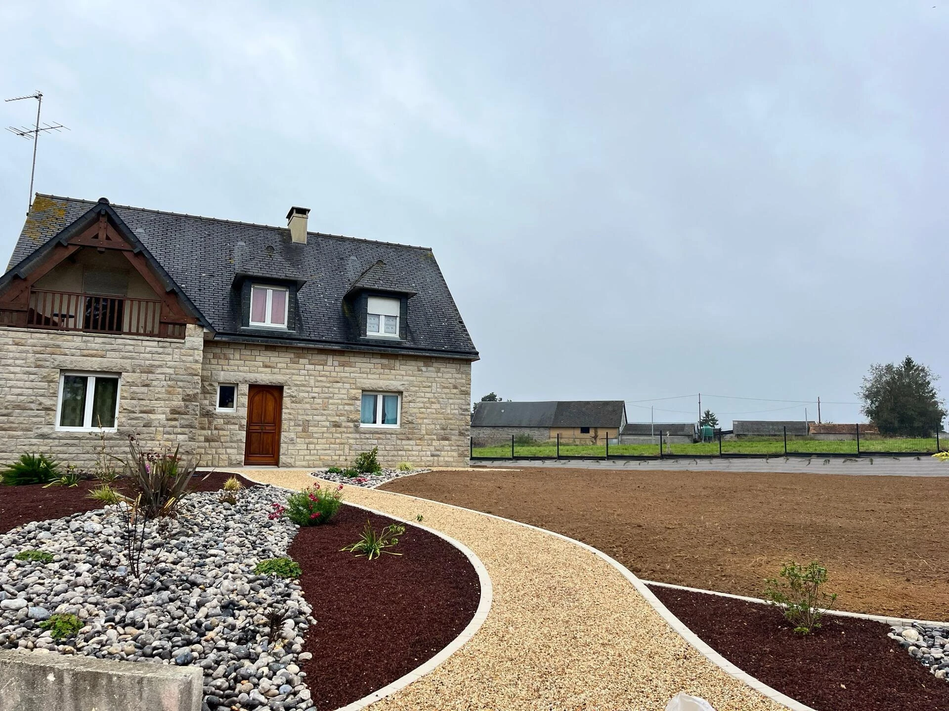Création paysagère avec galets et végétaux