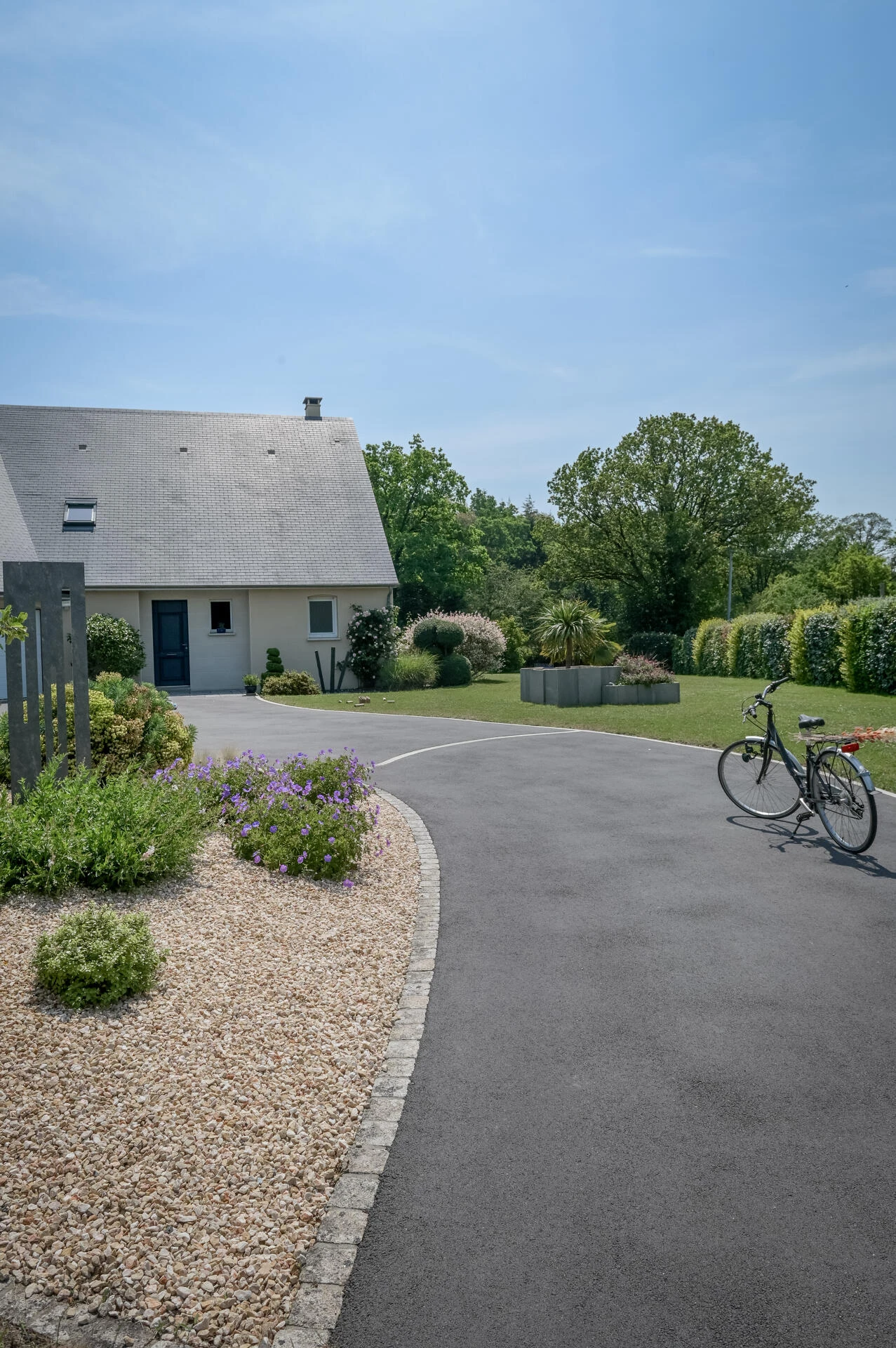 Création paysagère avec galets et végétaux