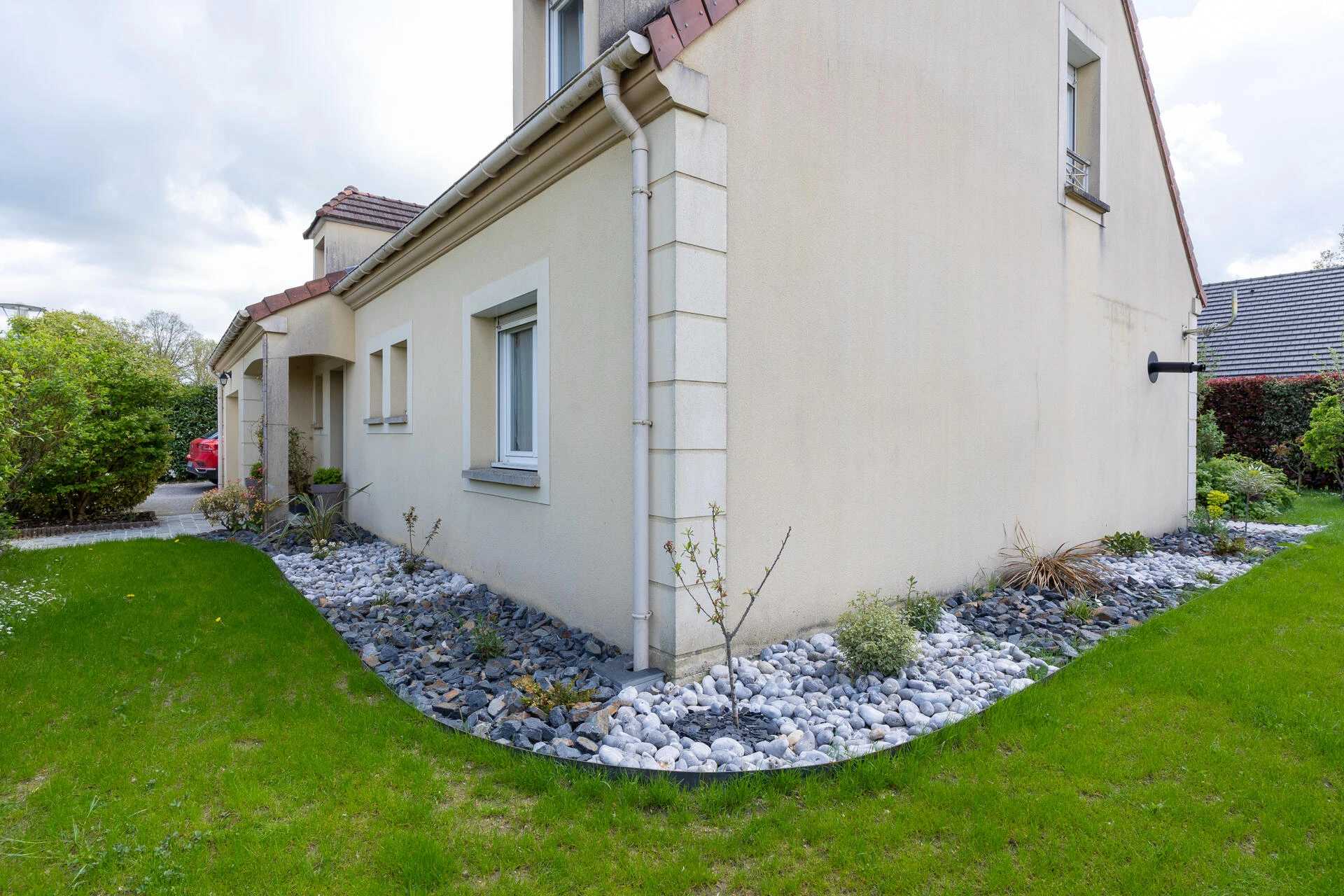 Création paysagère avec galets et végétaux