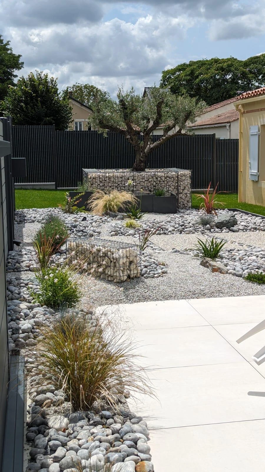 Création paysagère avec mur en gabion et végétation