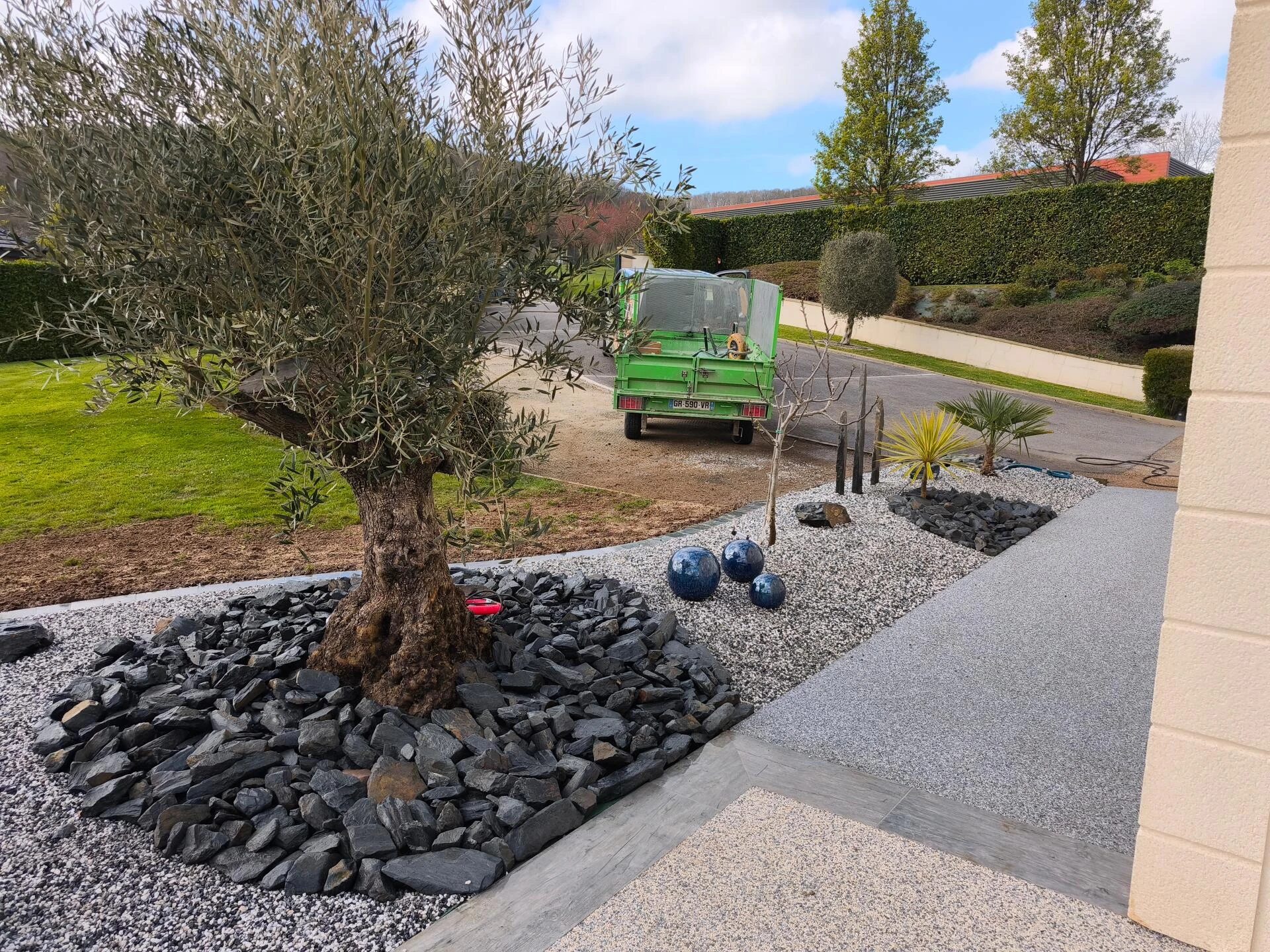 Création paysagère avec plantation d'arbres et d'arbustes + paillage