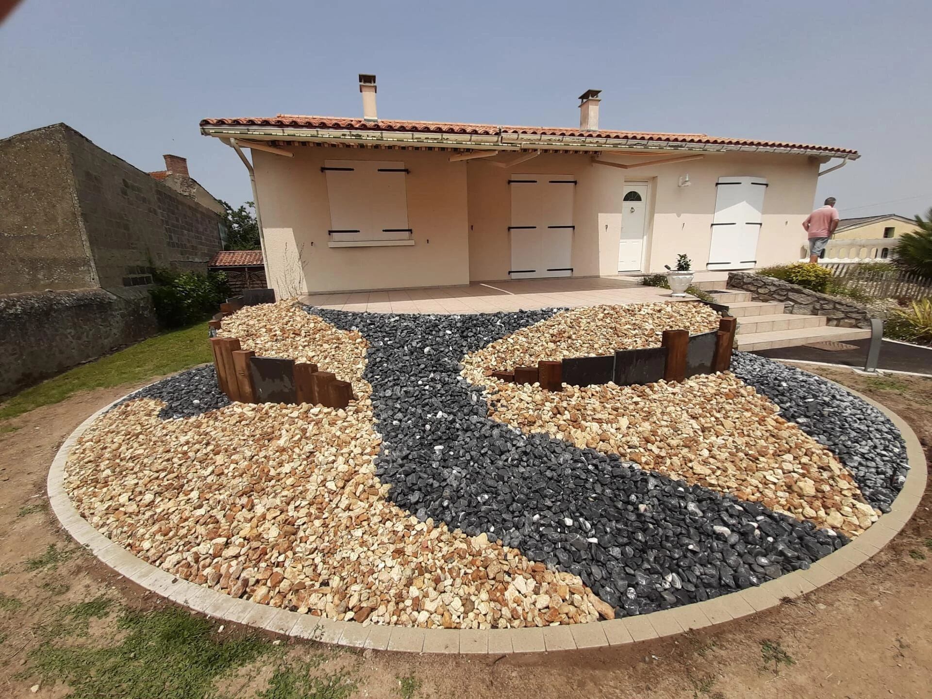Créations paysagère et massifs avec galets et copeaux de bois