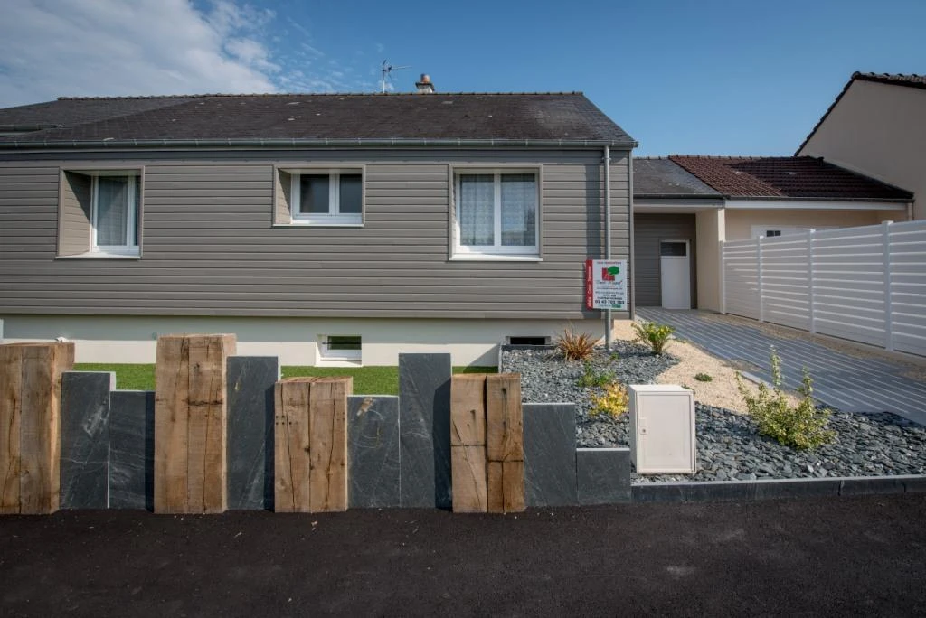 Entrée de maison en Dm green® avec Paillis Ardoise et Bois