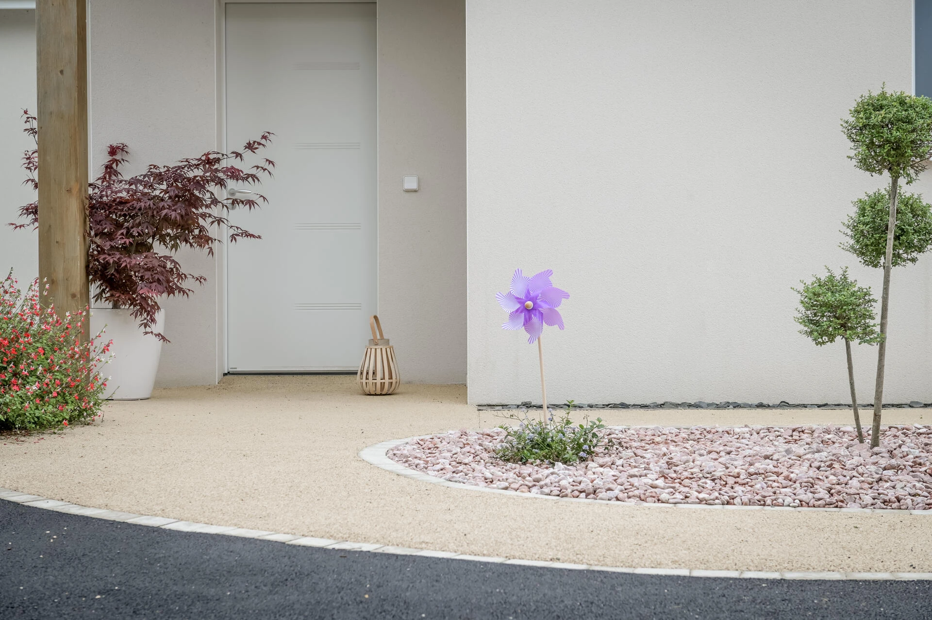 Entrée de maison enrobé noir à chaud et Minéralstar® beige