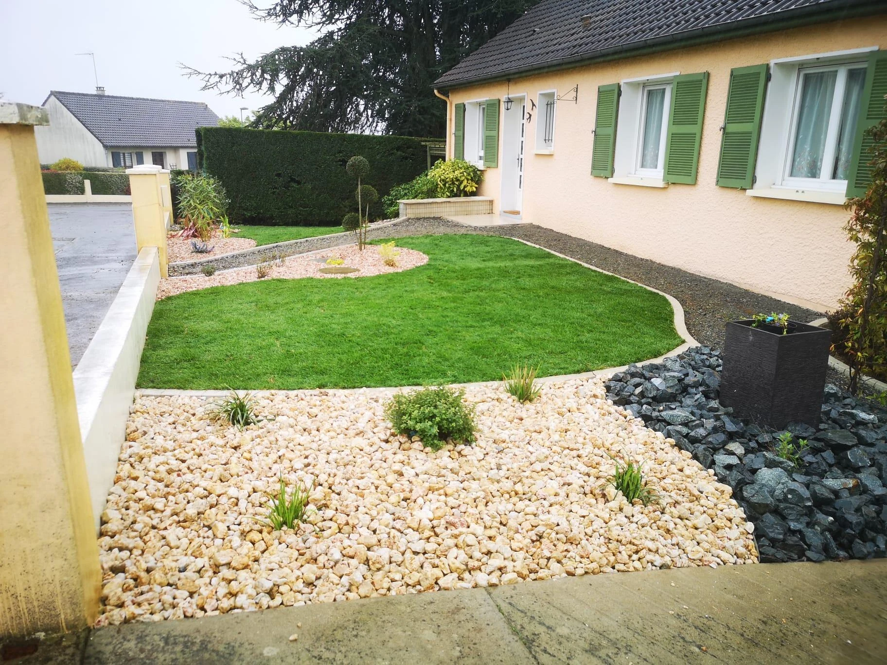 Gazon de plaquage, massifs, et enrochement