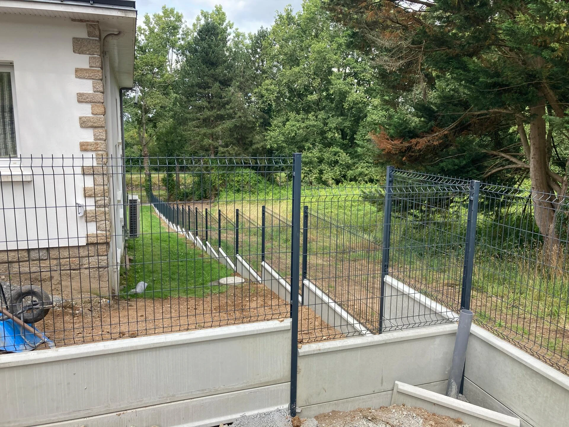 Grillage rigide DoMaClo' à plis et plaques de soubassement béton