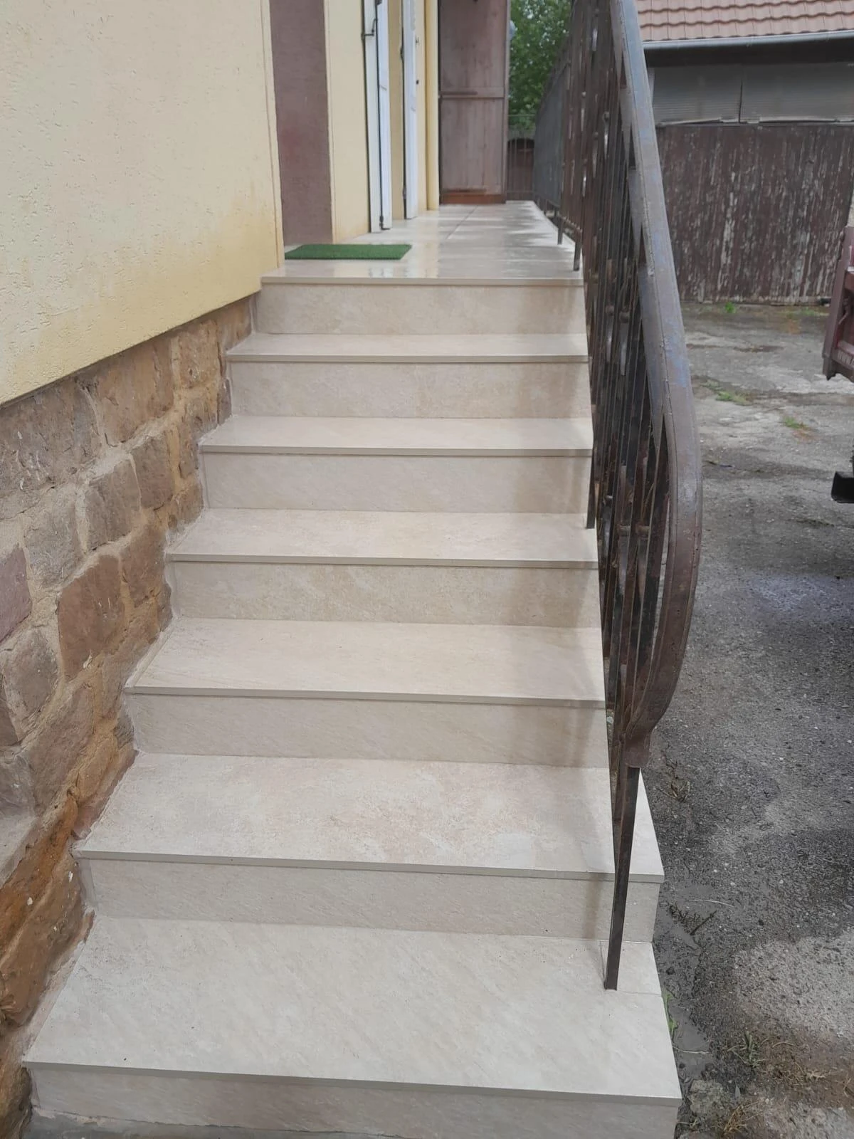 Habillage d'escalier en grès cérame et terrasse sur plots