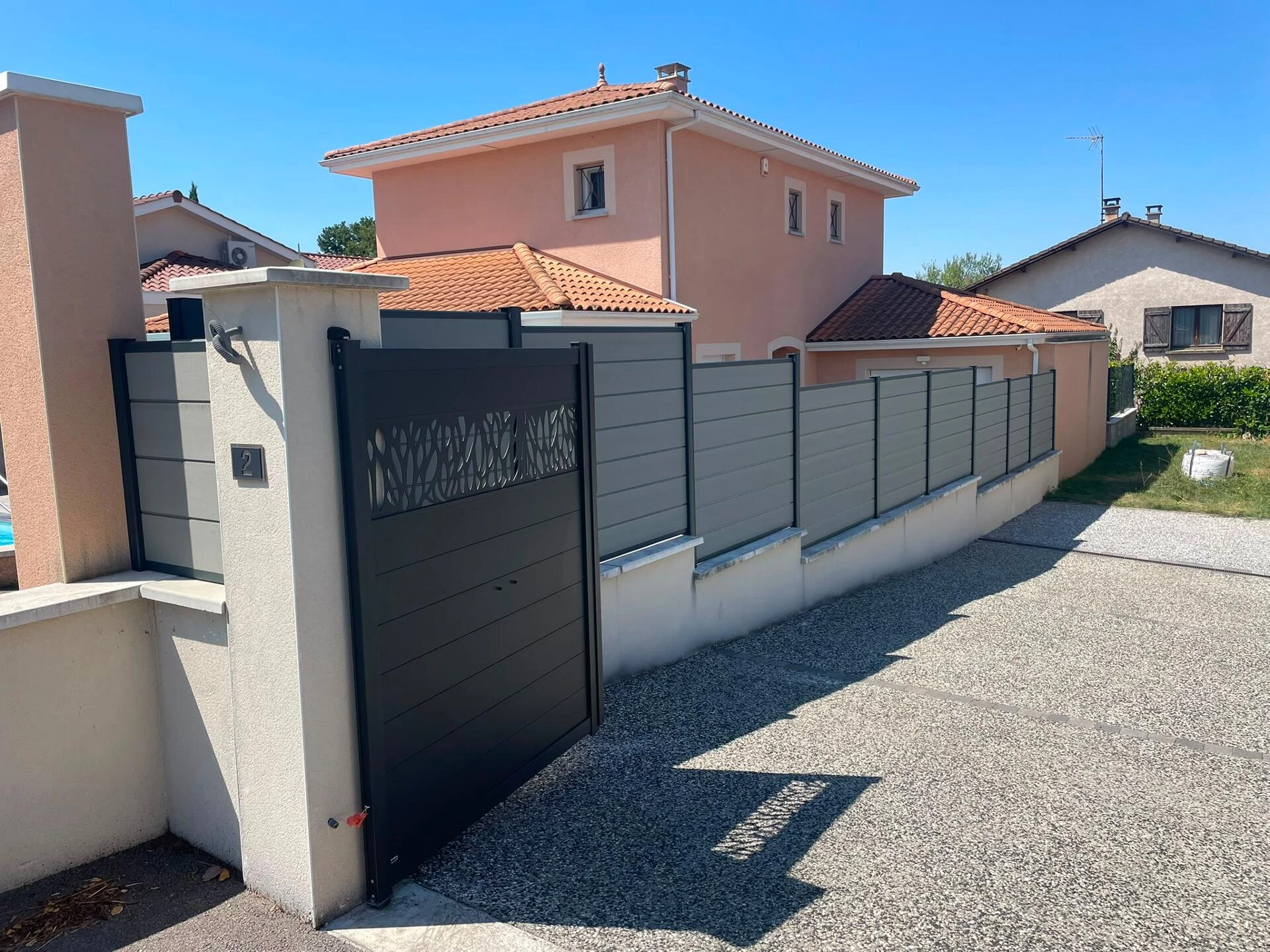 Installation d'une clôtures en composites sur muret sur la commune de Tignieu-Jameyzieu par l'entreprise Rivoire