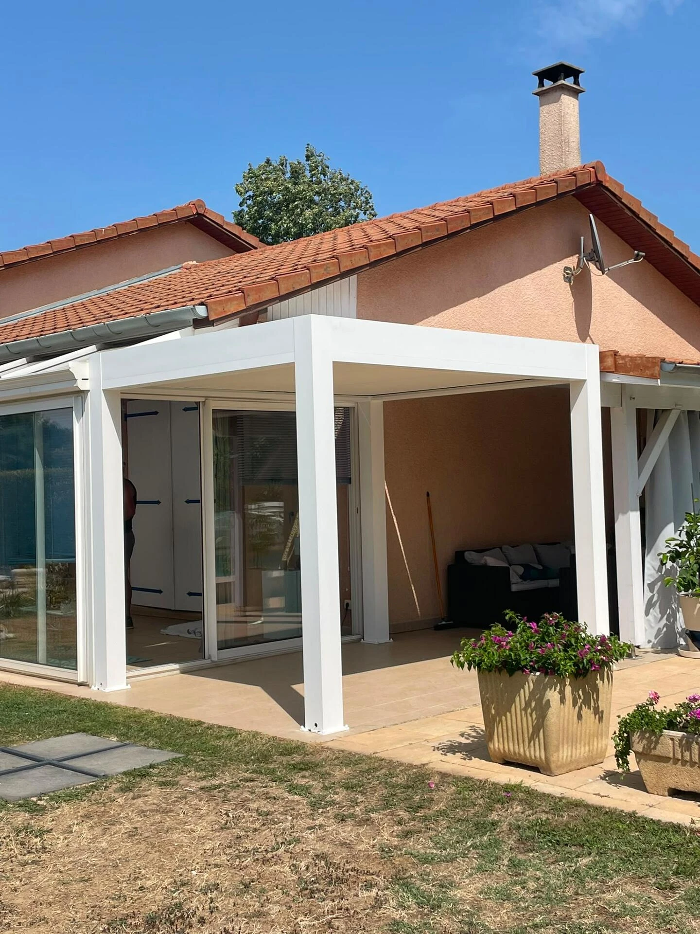 Installation d'une pergola sur la commune de St Laurent-de-mûre par l'entreprise Rivoire