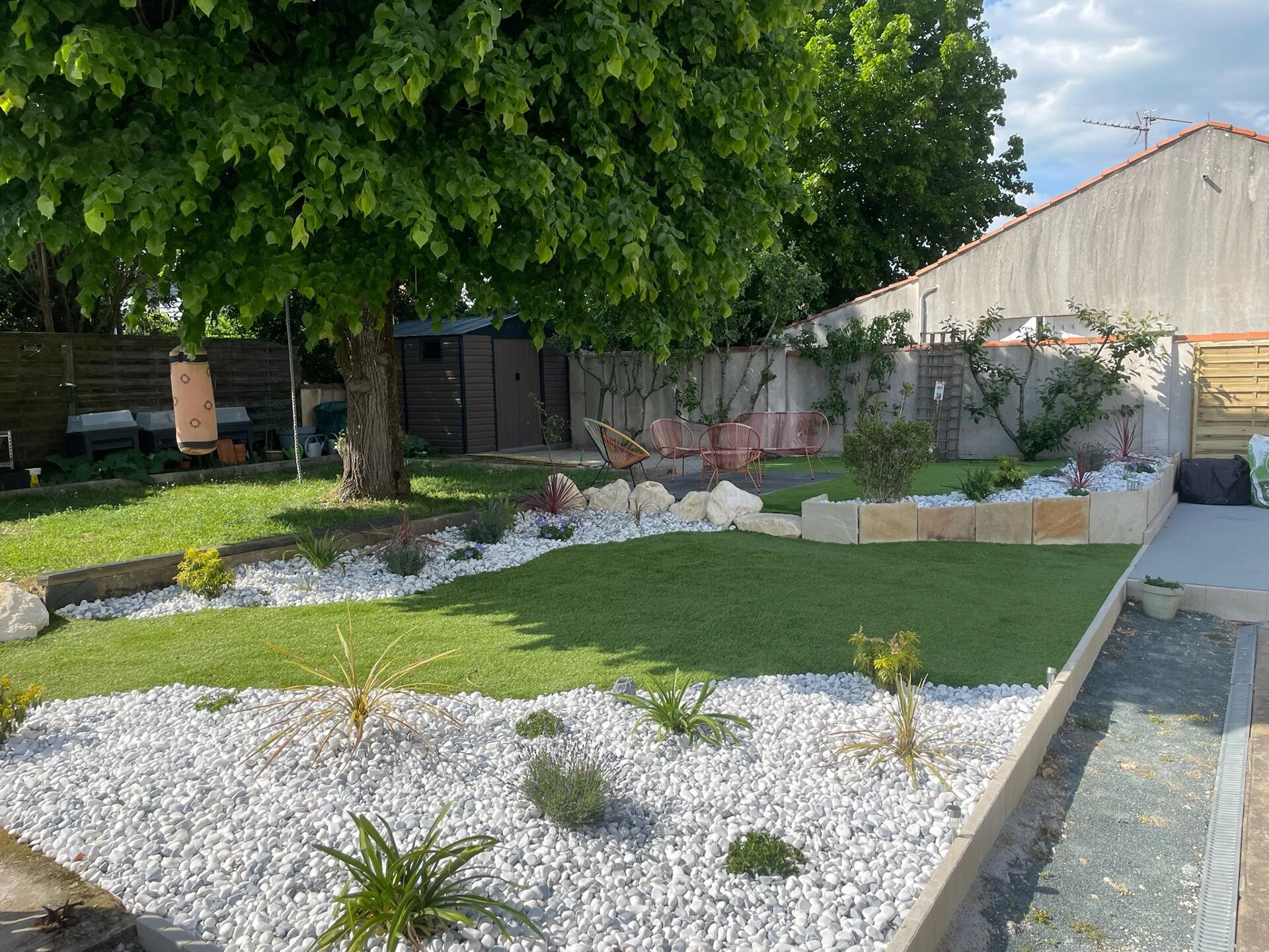 Jardin en Gazon synthétique et massif paysager