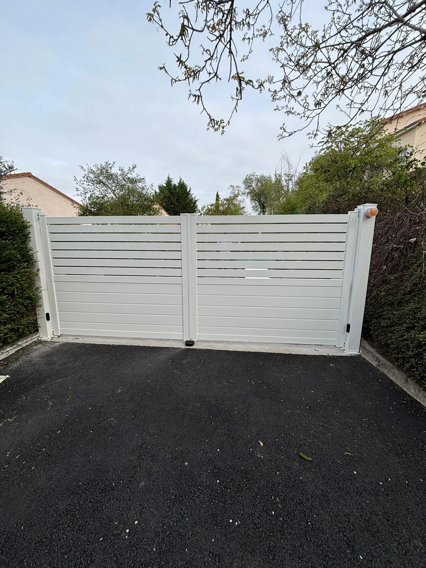 MUR SUR ALLIER - HIERE ALUMINIUM BATTANT