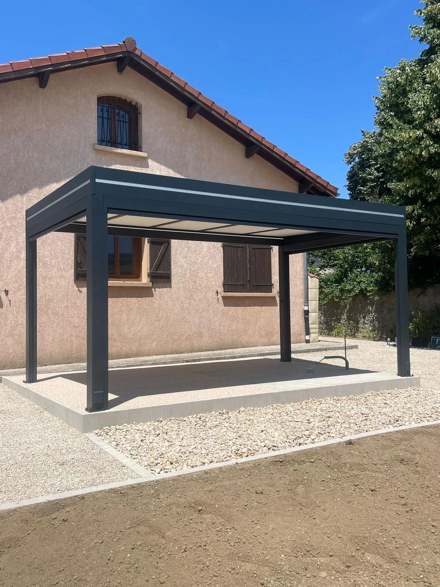 Pergola à toit fixe DoMaAbri' Plus indépendante avec 3 stores intégrés