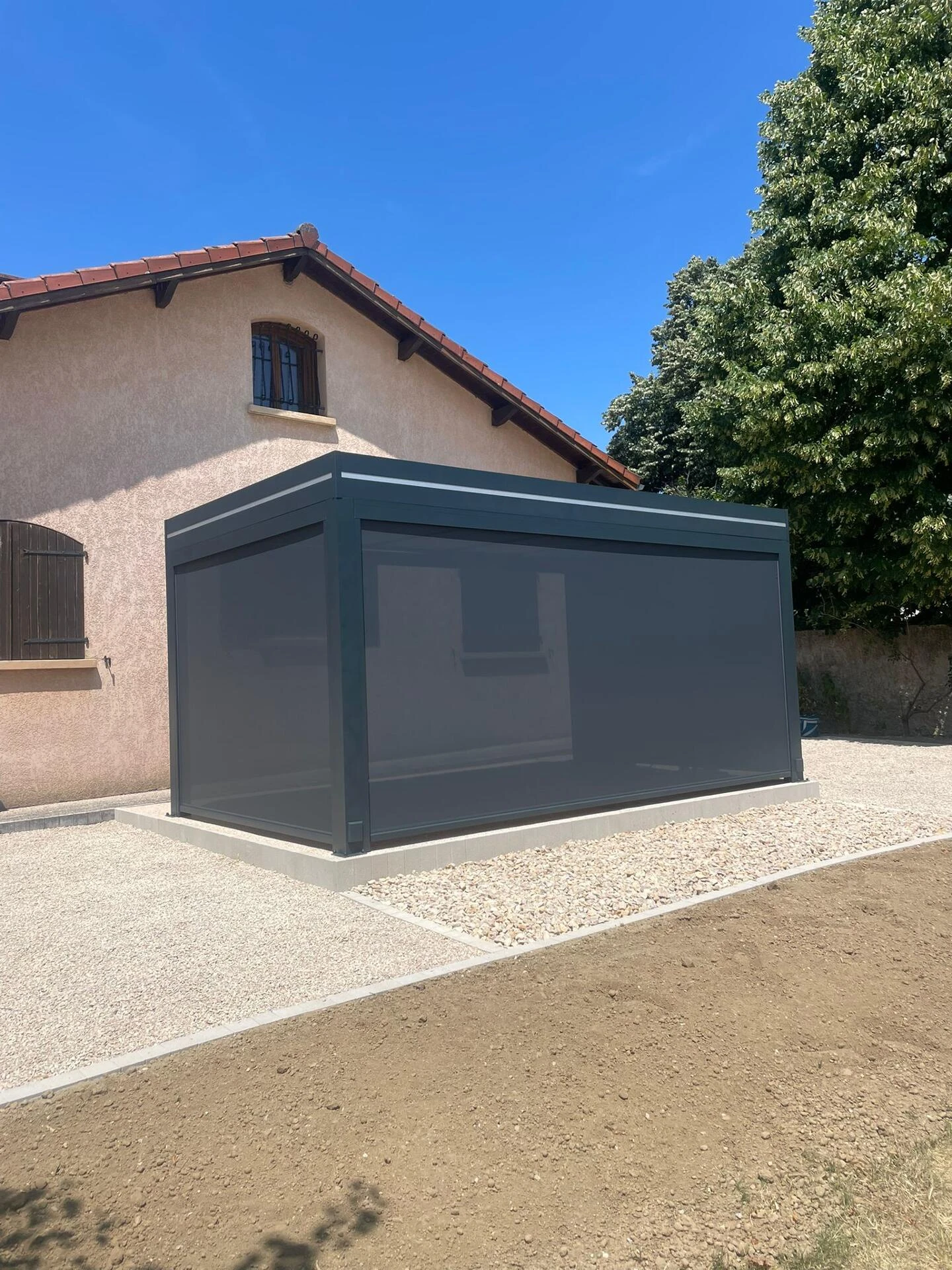 Pergola à toit fixe DoMaAbri' Plus indépendante avec 3 stores intégrés