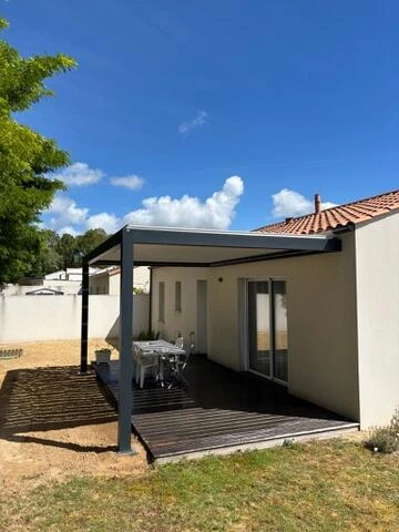 Pergola bioclimatique NFI adossée Easy Up gris 7016 - lames perpendiculaires