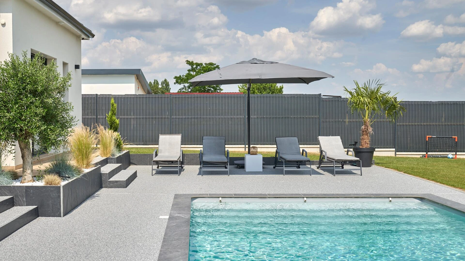 Plage de piscine en Hydrostar®, création paysagère et plantation