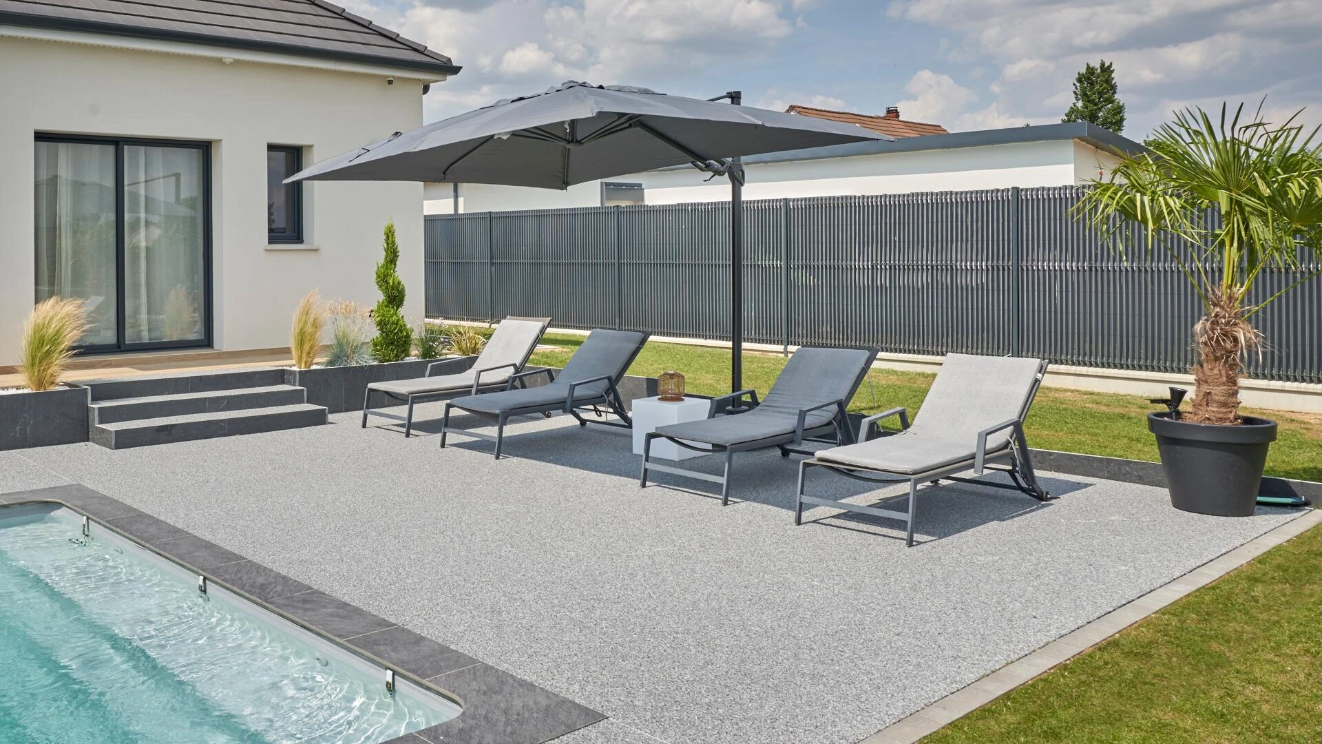 Plage de piscine en Hydrostar®, création paysagère et plantation