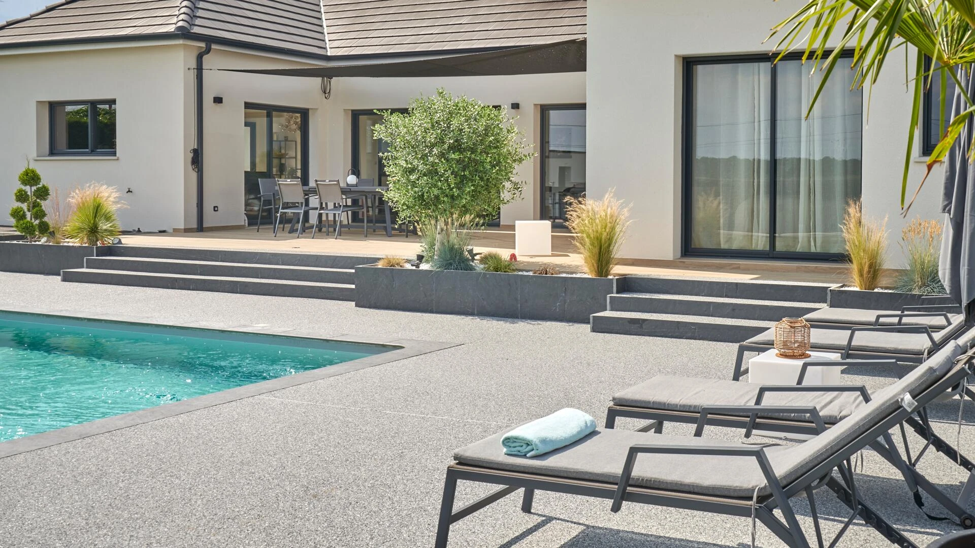 Plage de piscine en Hydrostar®, création paysagère et plantation