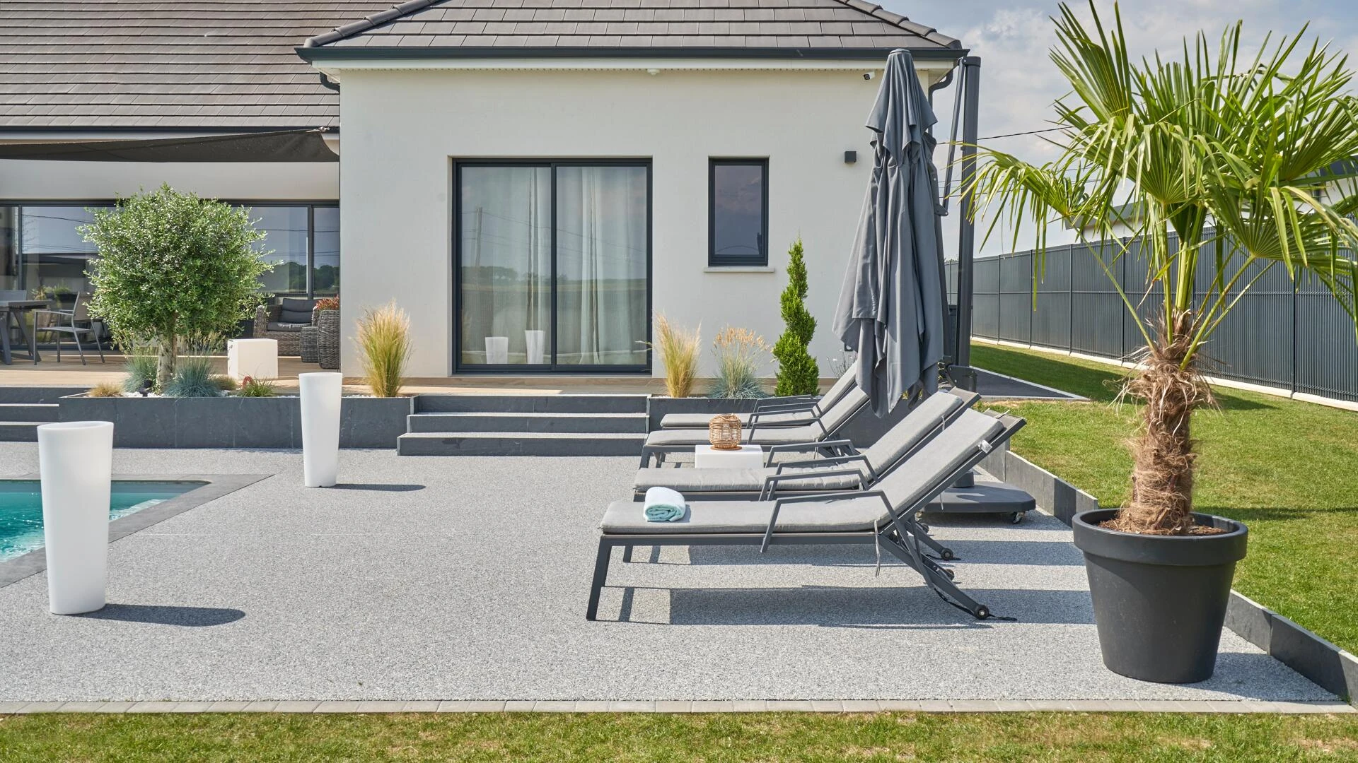 Plage de piscine en Hydrostar®, création paysagère et plantation