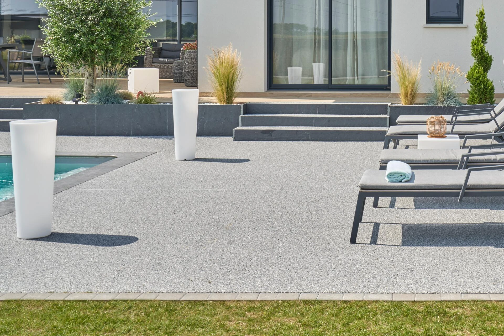 Plage de piscine en Hydrostar®, création paysagère et plantation