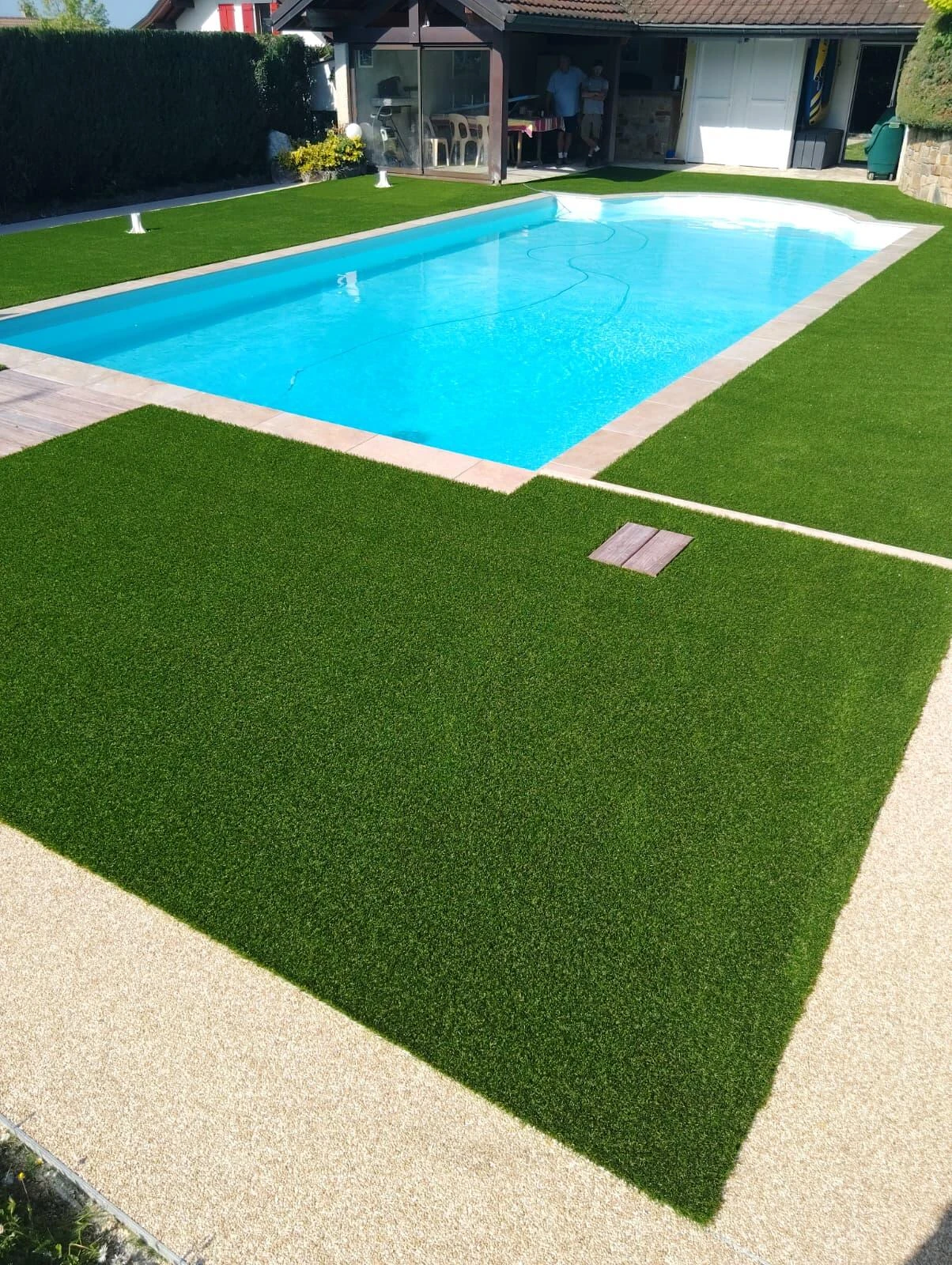 Plage de piscine en Hydrostar® Dune et DM Green®