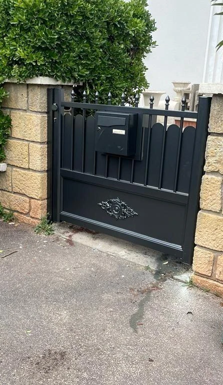 Portail aluminium battant