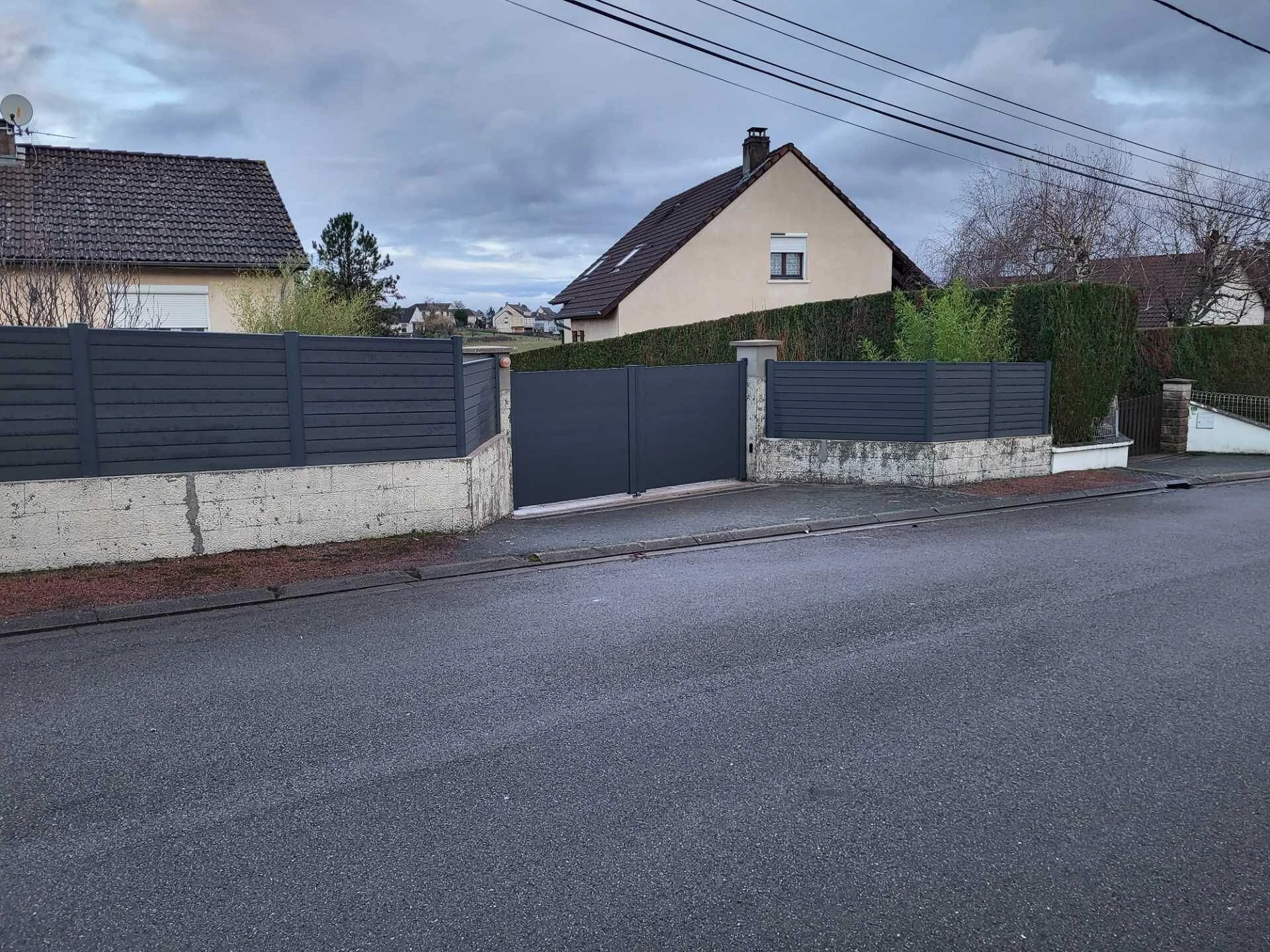 Portail aluminium Battant Classic' + Clôture composite DoMaStyl'