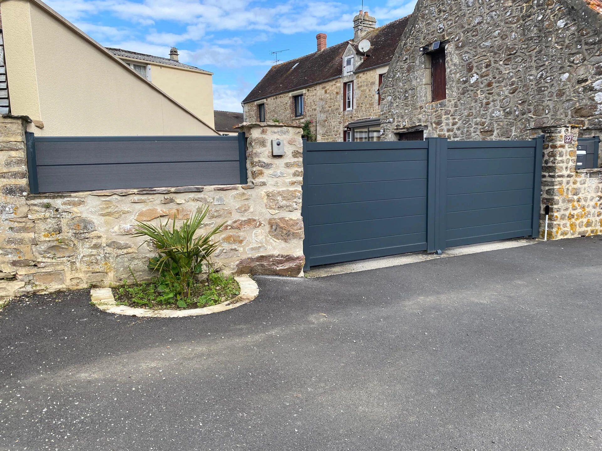 Portail aluminium battant Classic' Manche + Clôture composite DoMaStyl'