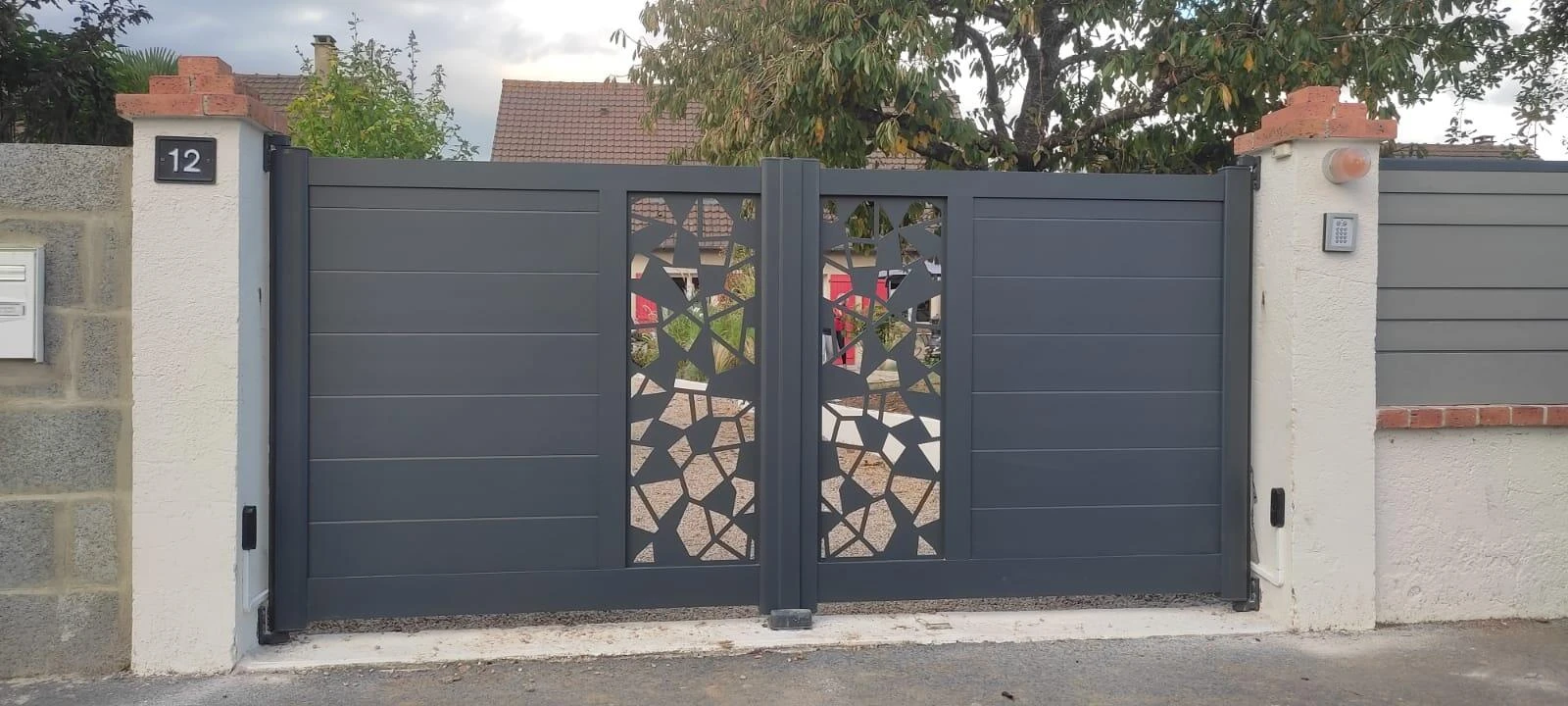 Portail aluminium battant Olympe Kathéta - Décor DMC303b
