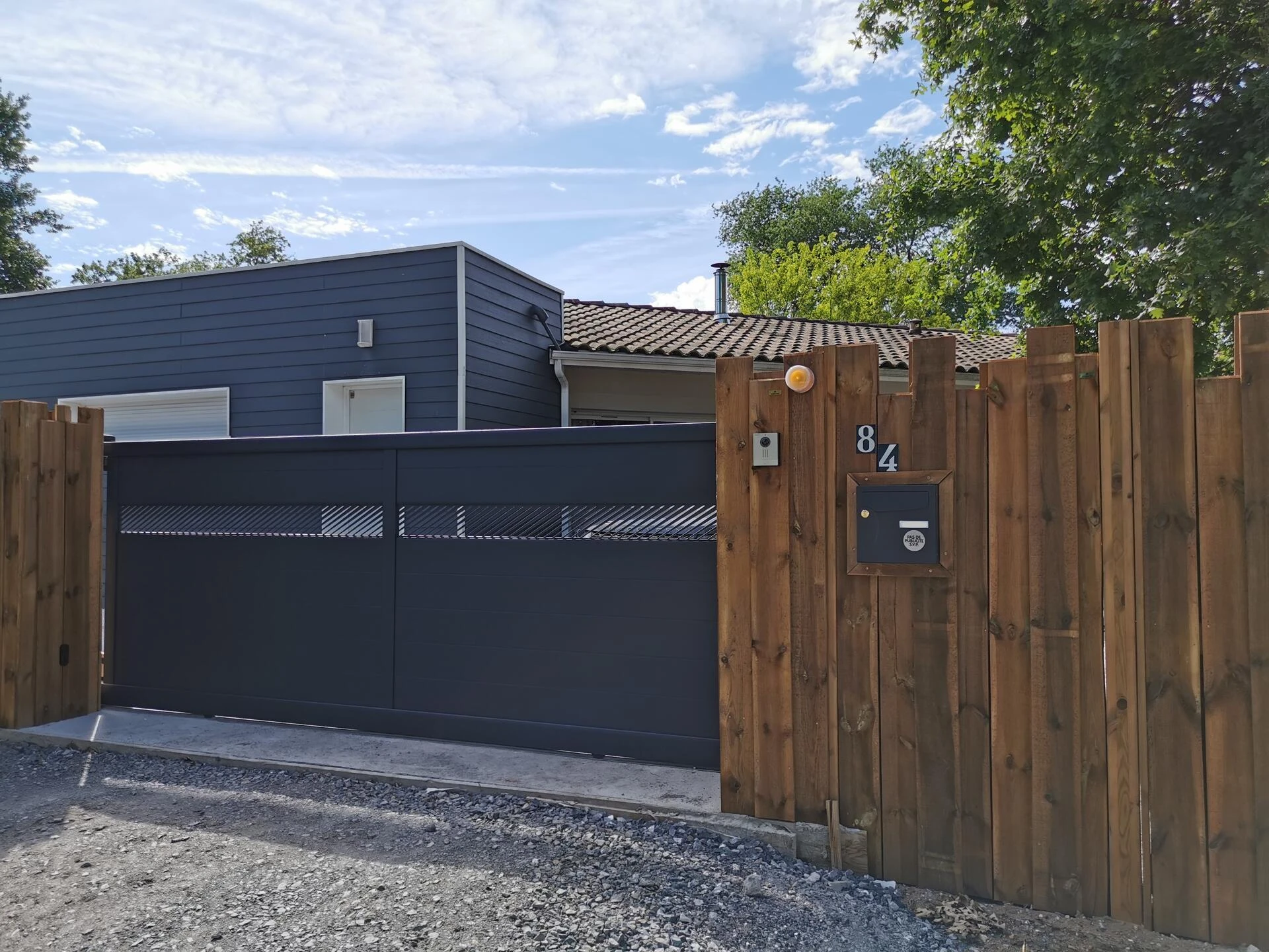 Portail aluminium et clôture bois