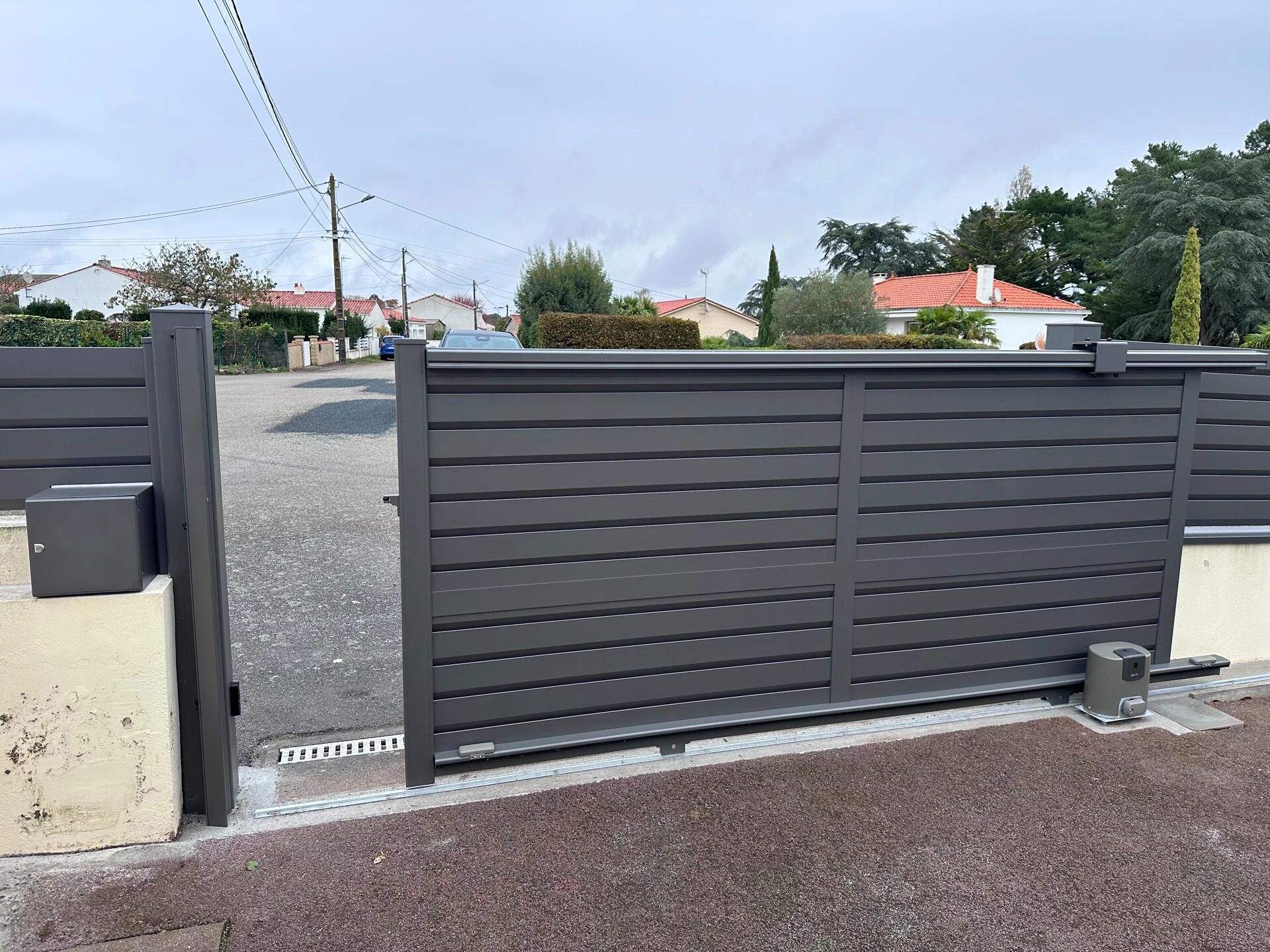 Portail coulissant DoMai'n coulissant cantache motorisé gris 2900